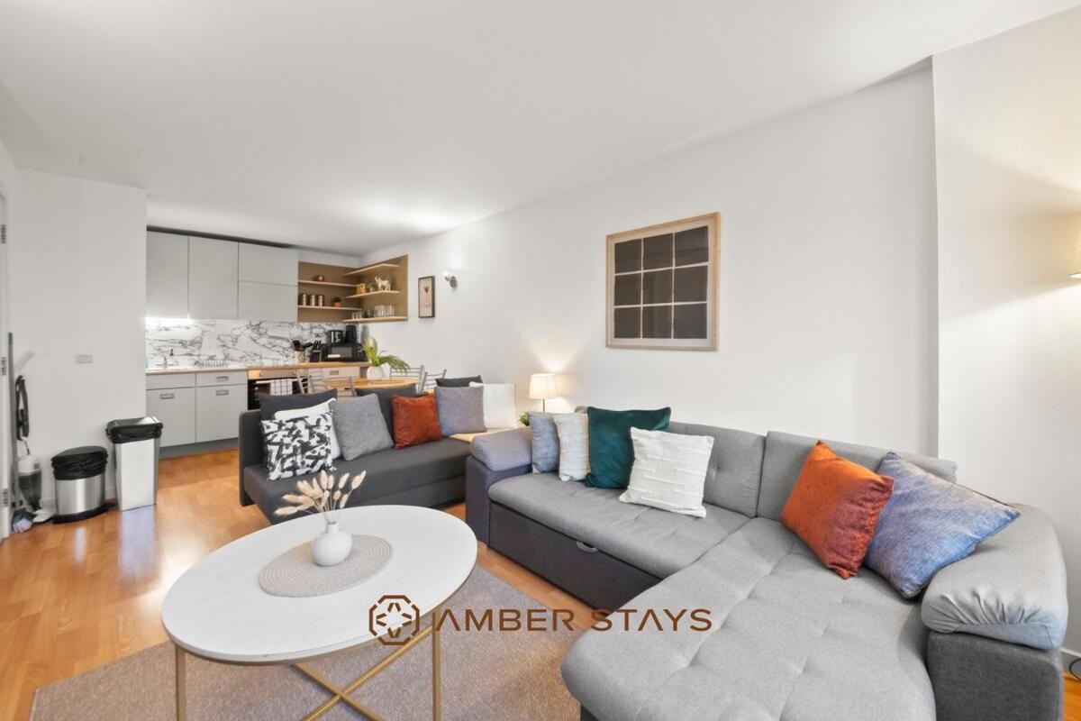 Apartment Modern 2 Bed In Greenwich, Perfect For Business & Contractors With Free Parking *