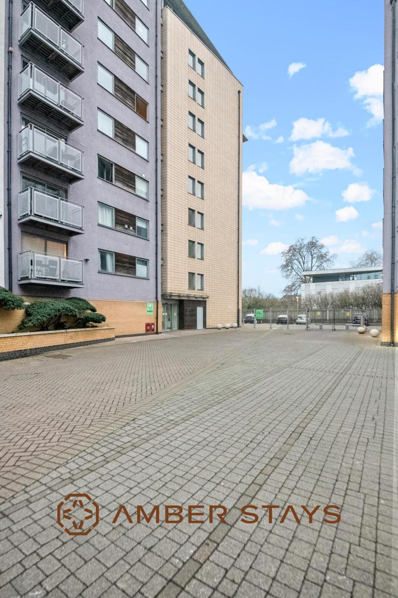 Modern 2 Bed In Greenwich, Perfect For Business & Contractors With Free Parking Apartment London