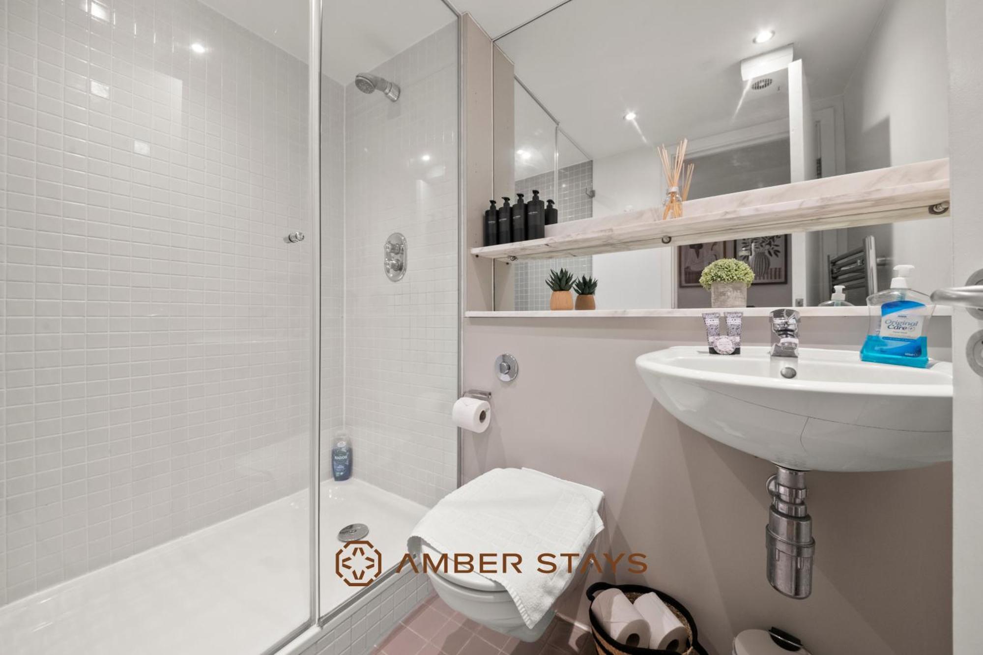 Modern 2 Bed In Greenwich, Perfect For Business & Contractors With Free Parking London