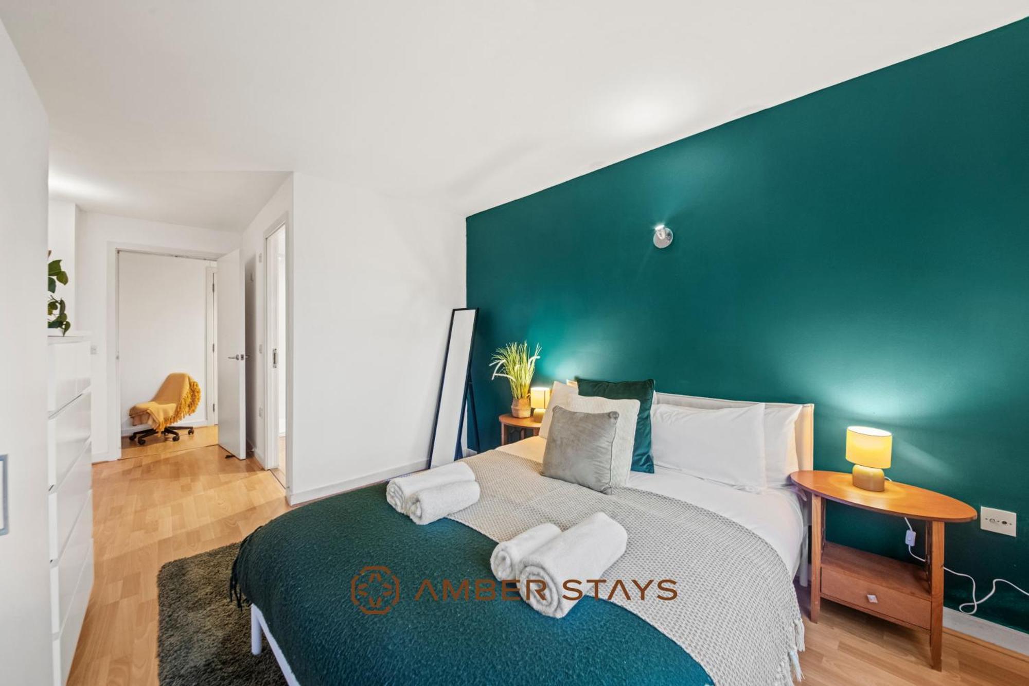 Modern 2 Bed In Greenwich, Perfect For Business & Contractors With Free Parking