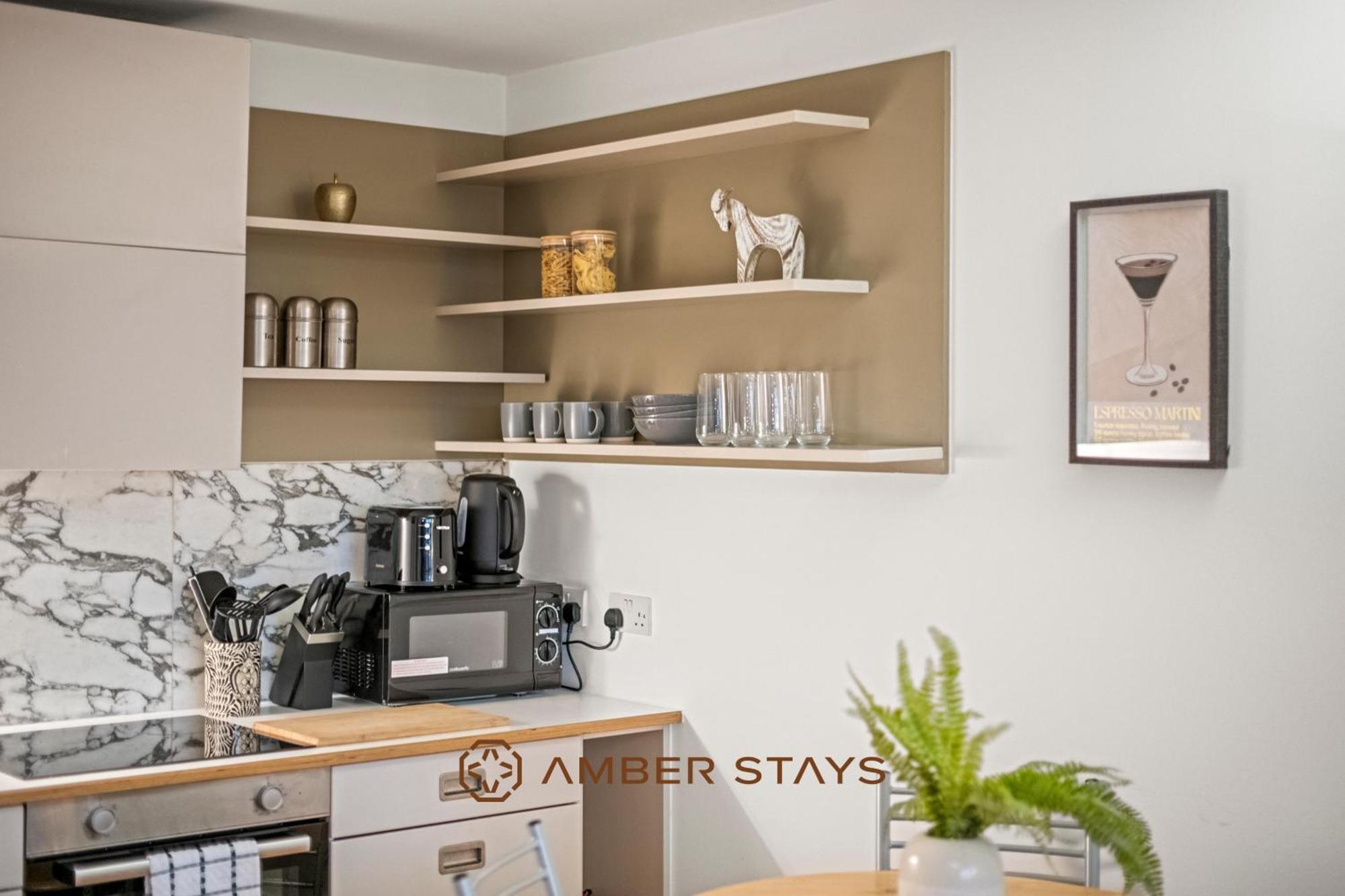 Modern 2 Bed In Greenwich, Perfect For Business & Contractors With Free Parking Apartment