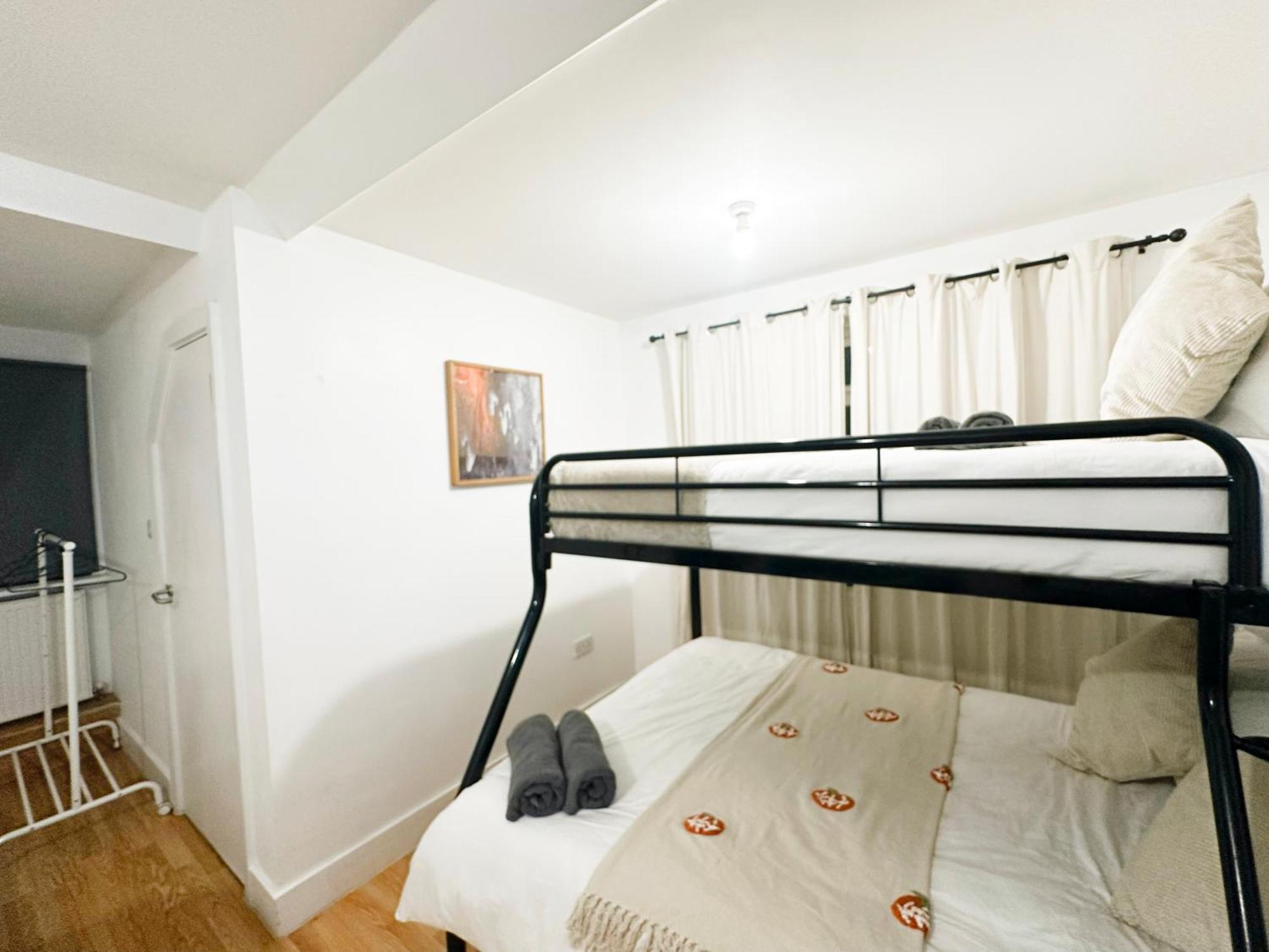 Wembley Stadium Rooms, 12mins * Londen