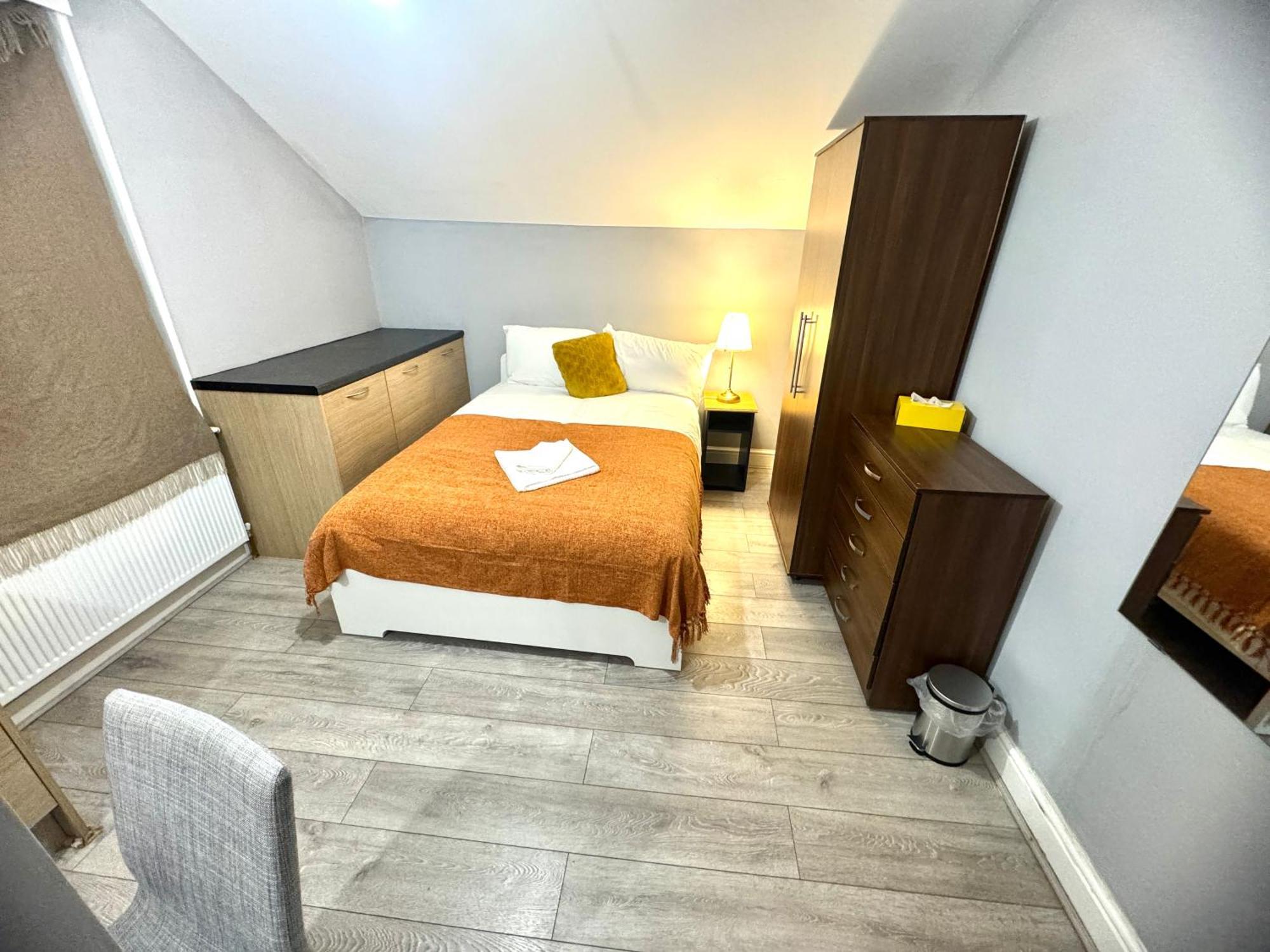 Private Bedrooms In Finsbury Park Station * Londra