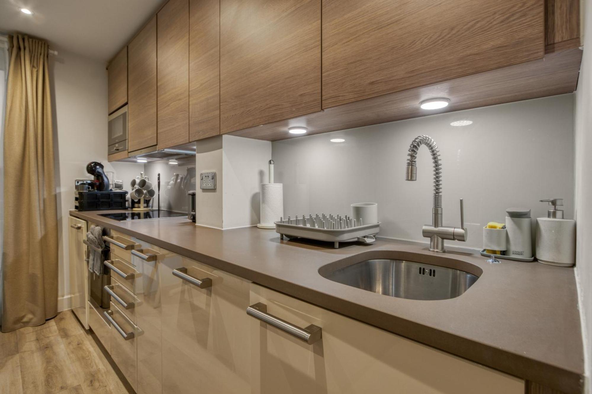 Stunning 1 Bed With Ac Next To Vauxhall Station Apartment *