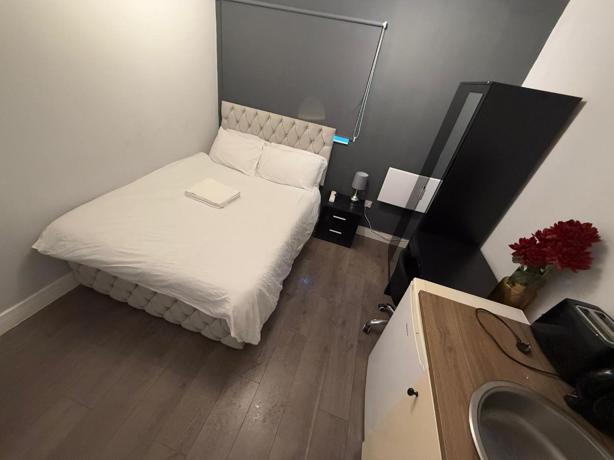 Letzi Private En-suite Near Wembley Homestay London