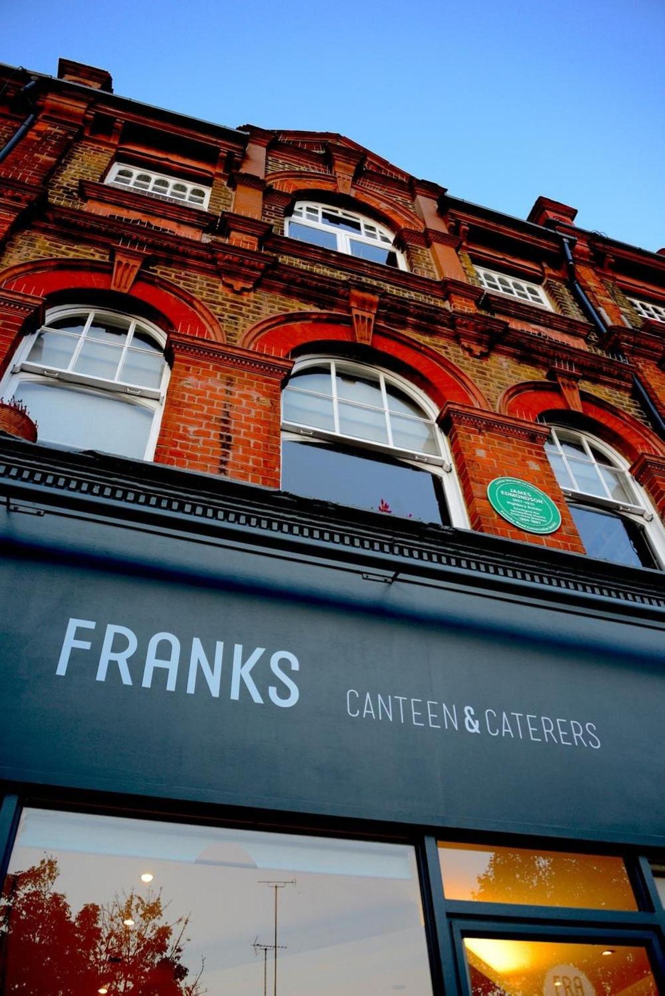 Luxe Minimalist 1-bed Flat : 7 Mins From Station Londen