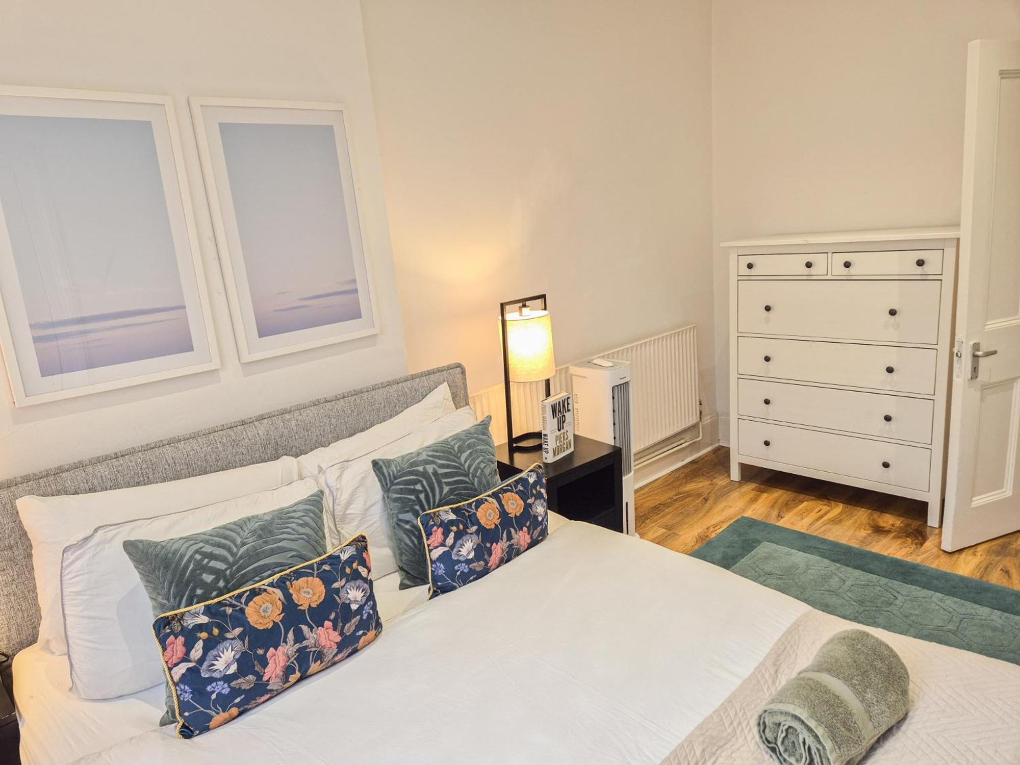 Stylish 2-bedroom Near Abbey Road, Maida Vale Appartement Londen