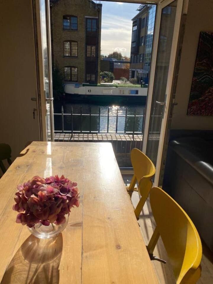Modern Flat On Regent's Canal Londen