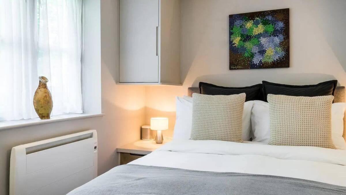 Modern Flat On Regent's Canal * Londen
