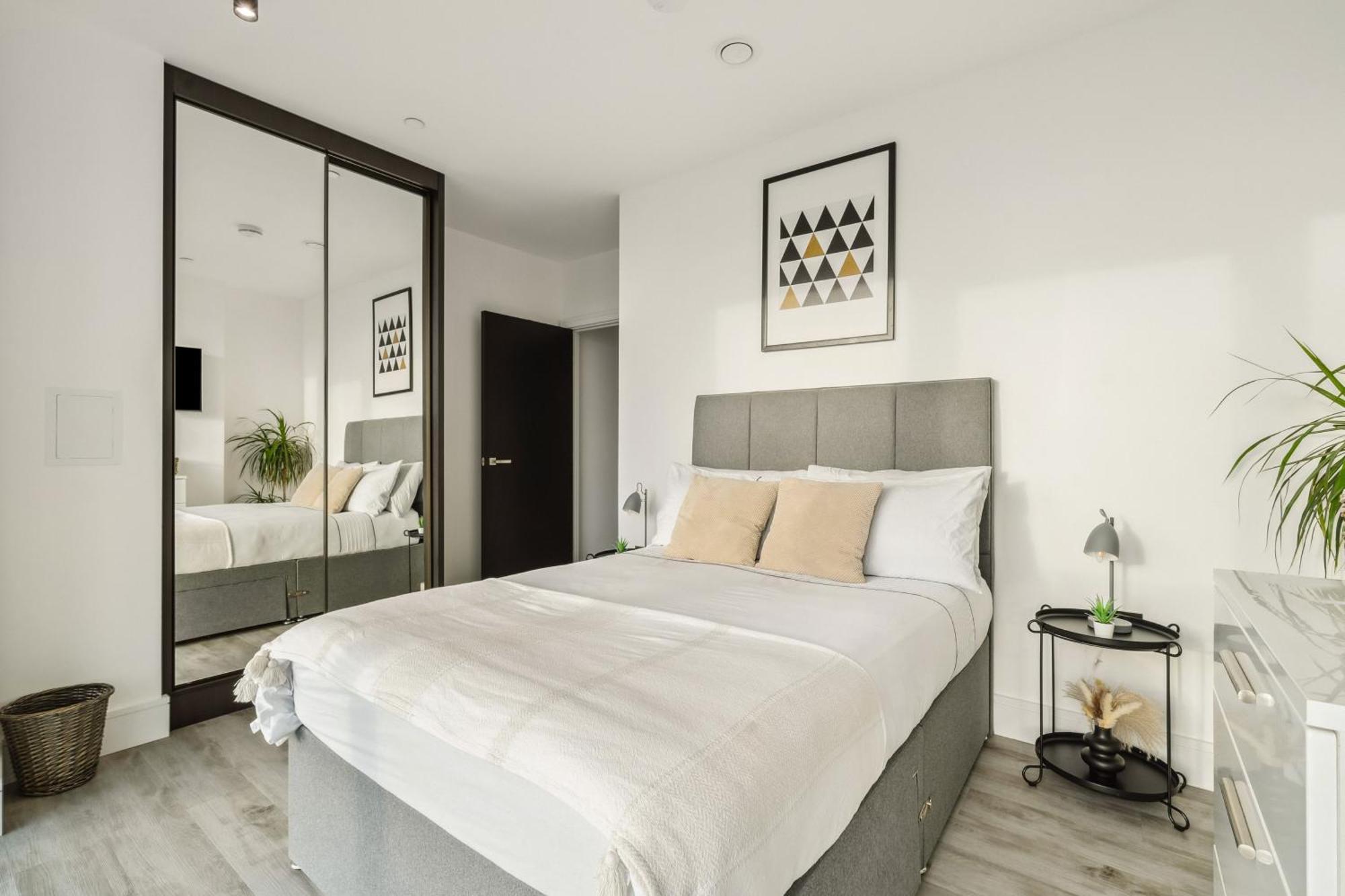 Modern Bedroom, Scenic View, Fast Wi-fi, Balcony Homestay *