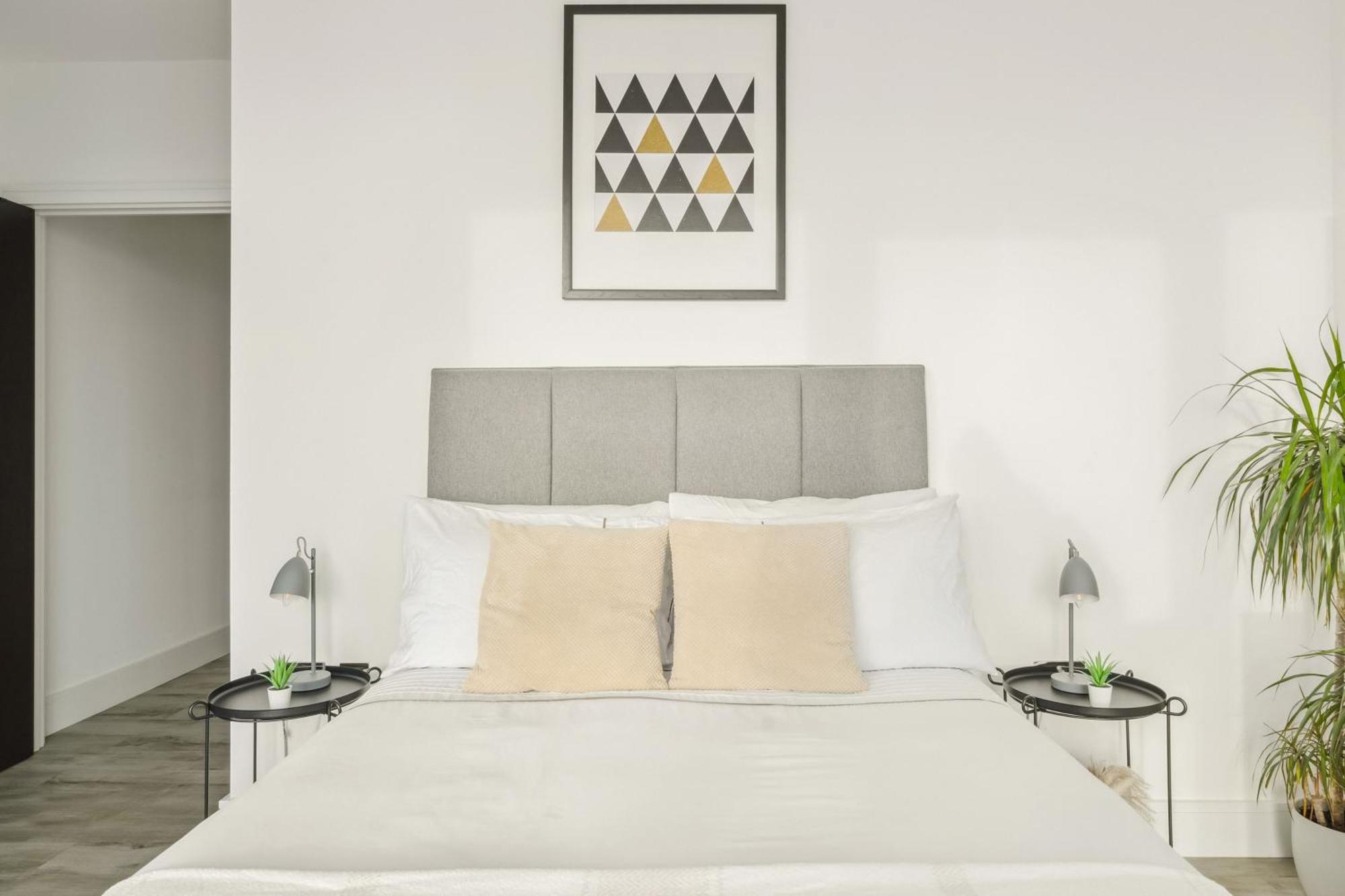 Modern Bedroom, Scenic View, Fast Wi-fi, Balcony * London