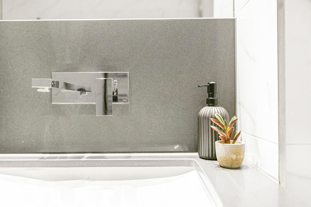 Chic Manhattan Retreat * London