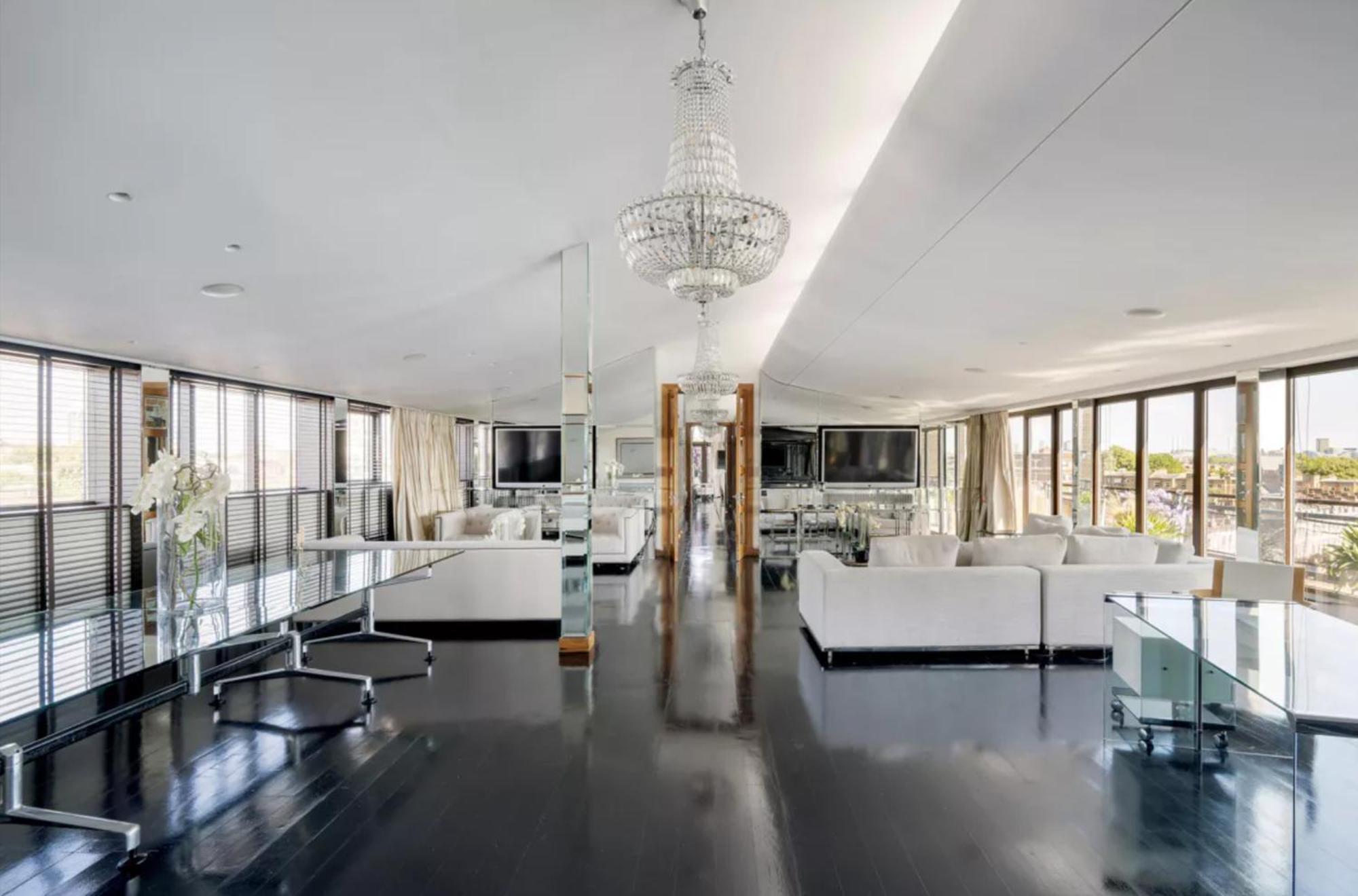 Three Bedroom Penthouse In Harrington Road Londen