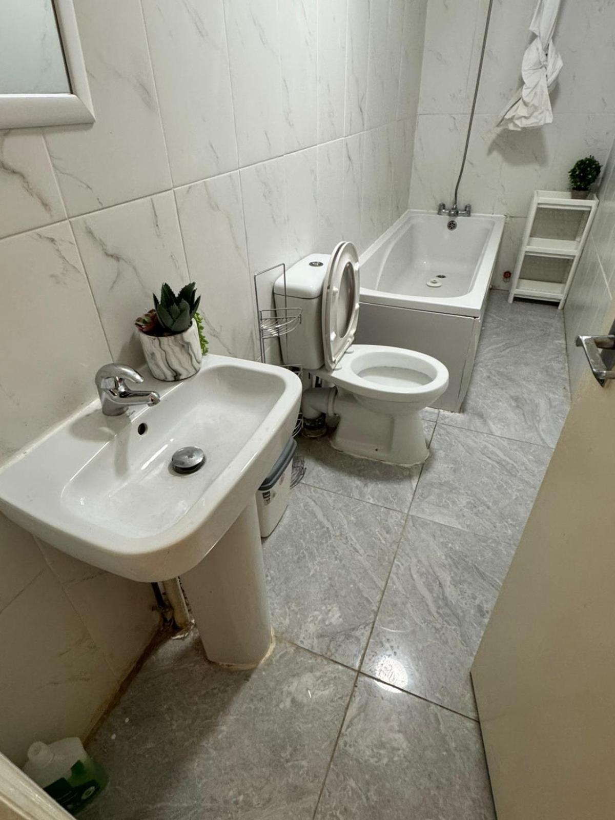 Cozy 2-bedroom Retreat In Kilburn Sf8 Lägenhet London