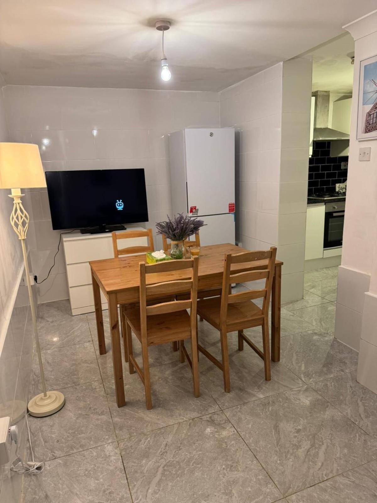 Cozy 2-bedroom Retreat In Kilburn Sf8 Lägenhet London