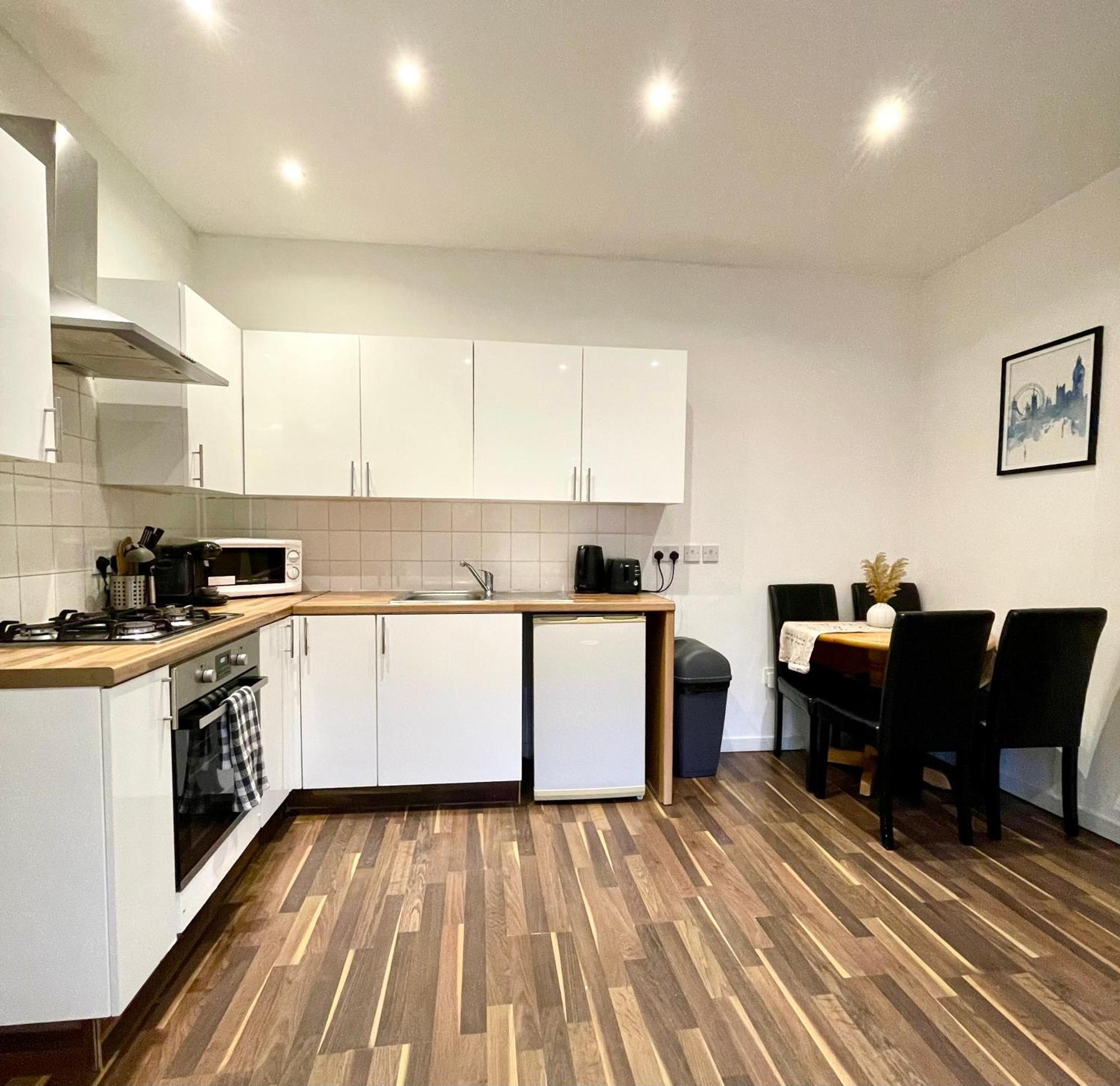 A Fantastic One Double Bedroom Flat * Londra