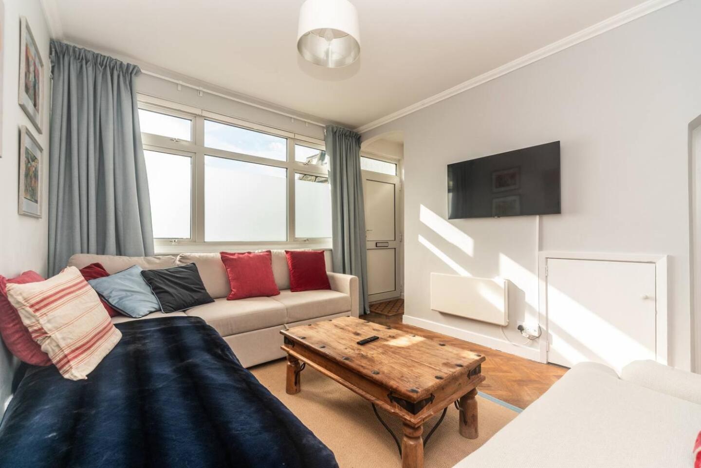 Pass The Keys Elegant Spacious Flat With Large Patio - Short Walk To Trains Apartment