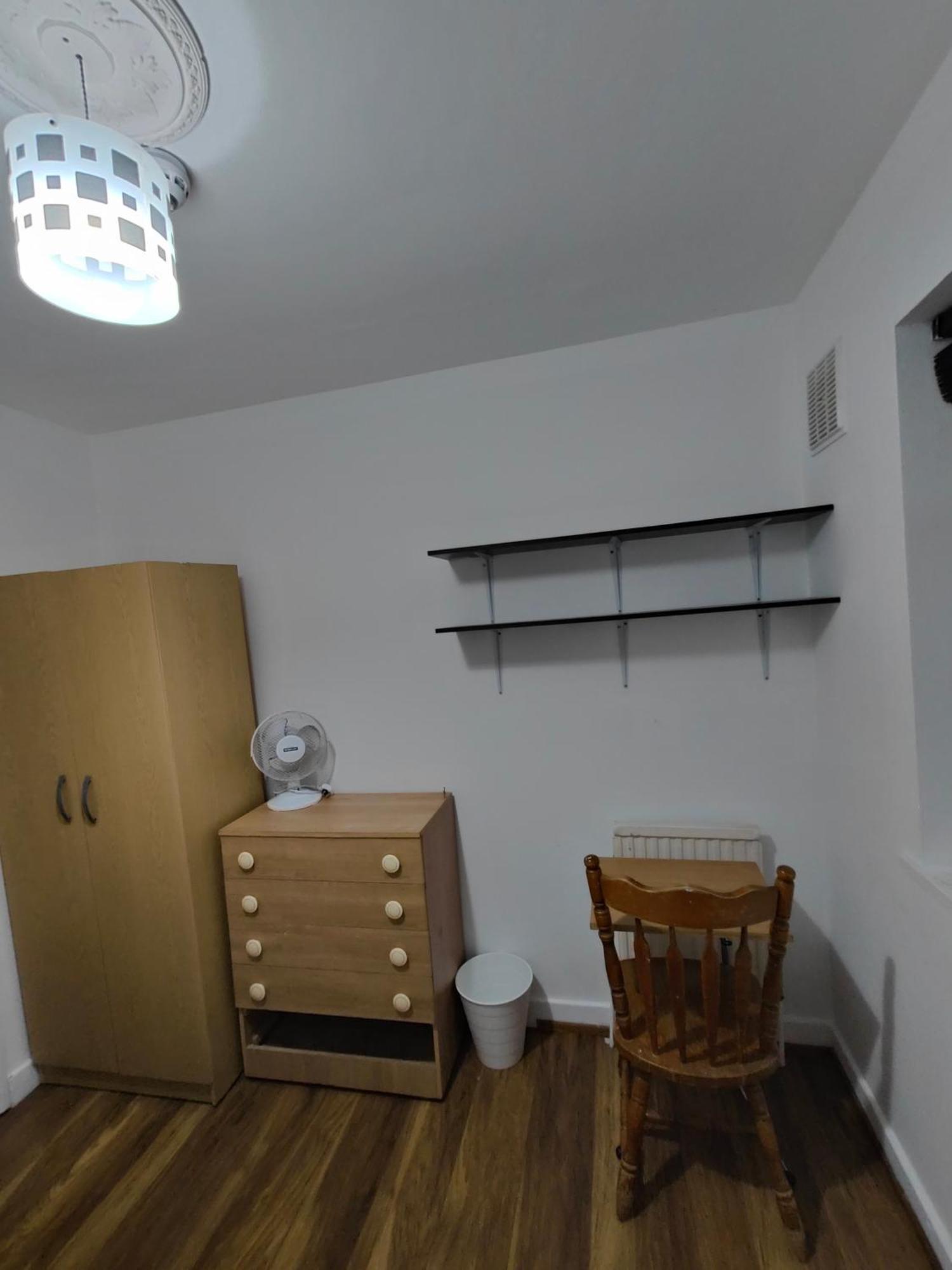 Spacious 4 Beds - Private Bathrooms In Canary Wharf Londra
