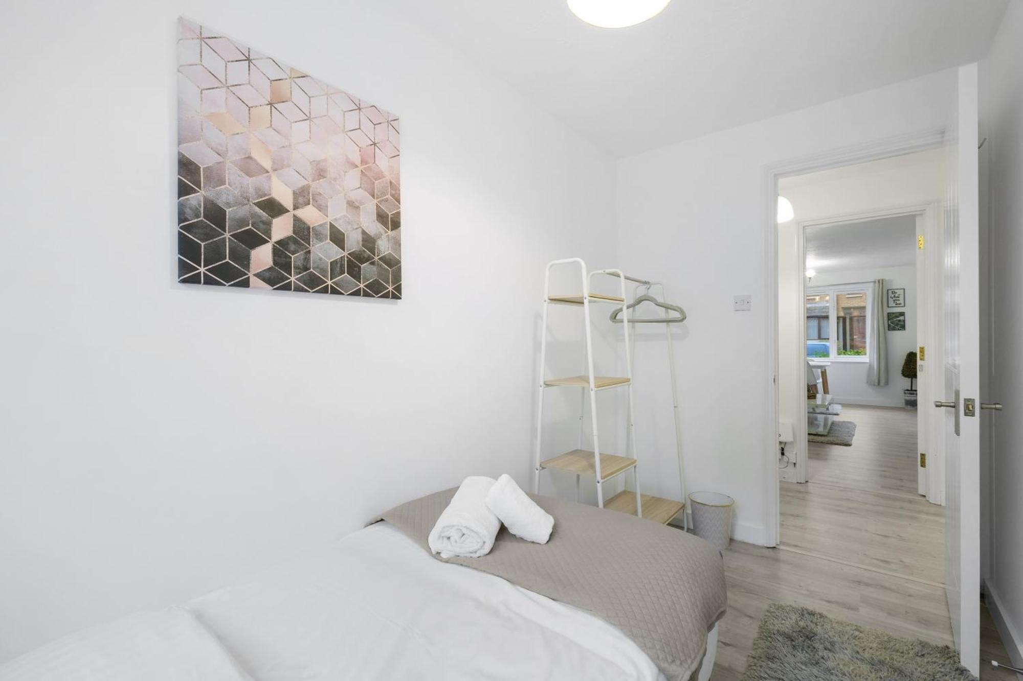 Charming 2-bedroom, 1-bathroom In Transom Square Lägenhet London