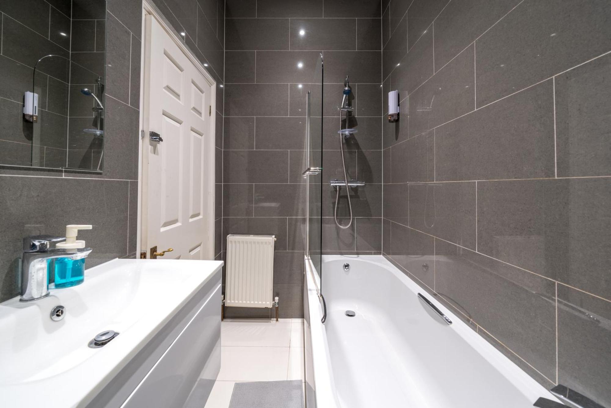 Canary Wharf - Spacious Near Excel Exhibition Centre, O2 Arena, Airport, Free Parking & Wifi Appartement Londres