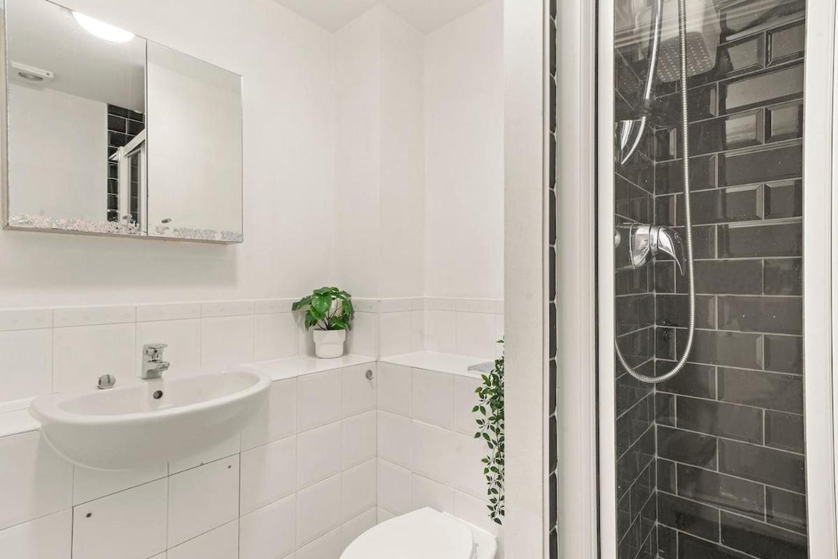 Lejlighed Comfortable 2-bed Flat, Free Parking, Near Excel *