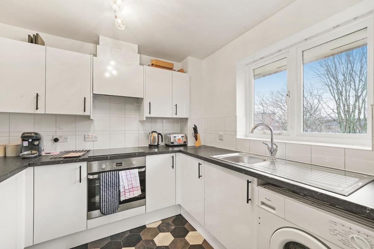 Comfortable 2-bed Flat, Free Parking, Near Excel Lejlighed