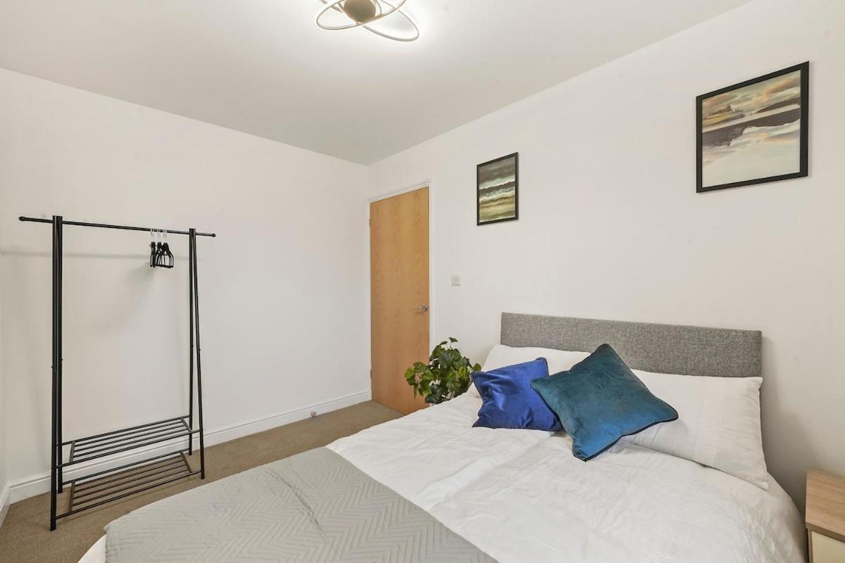 Lejlighed Comfortable 2-bed Flat, Free Parking, Near Excel