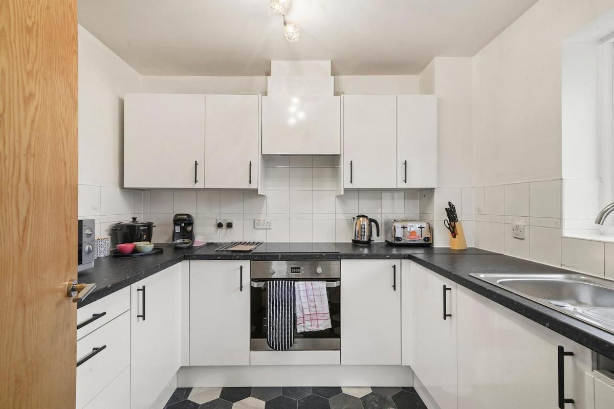 Comfortable 2-bed Flat, Free Parking, Near Excel Lejlighed *