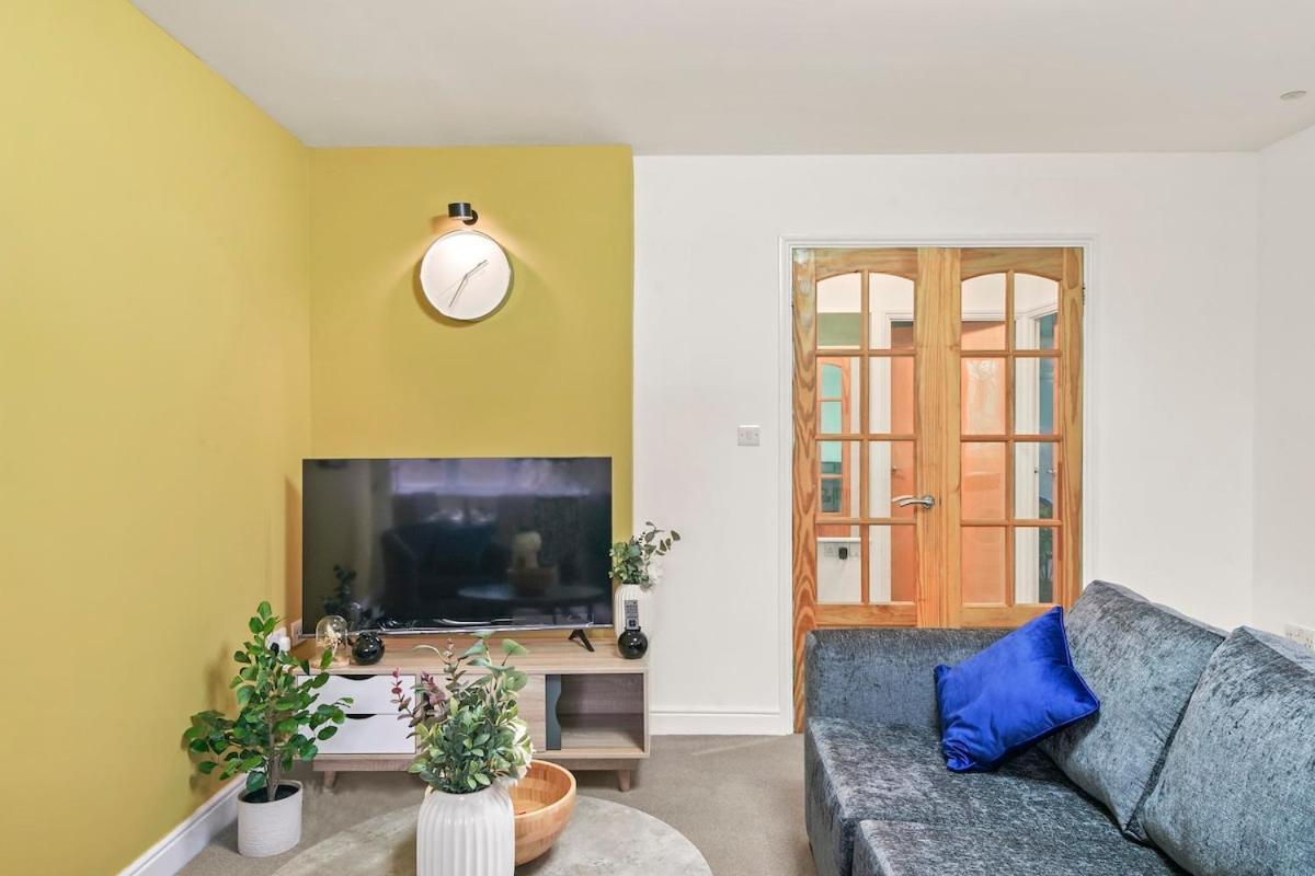 Lejlighed Comfortable 2-bed Flat, Free Parking, Near Excel *