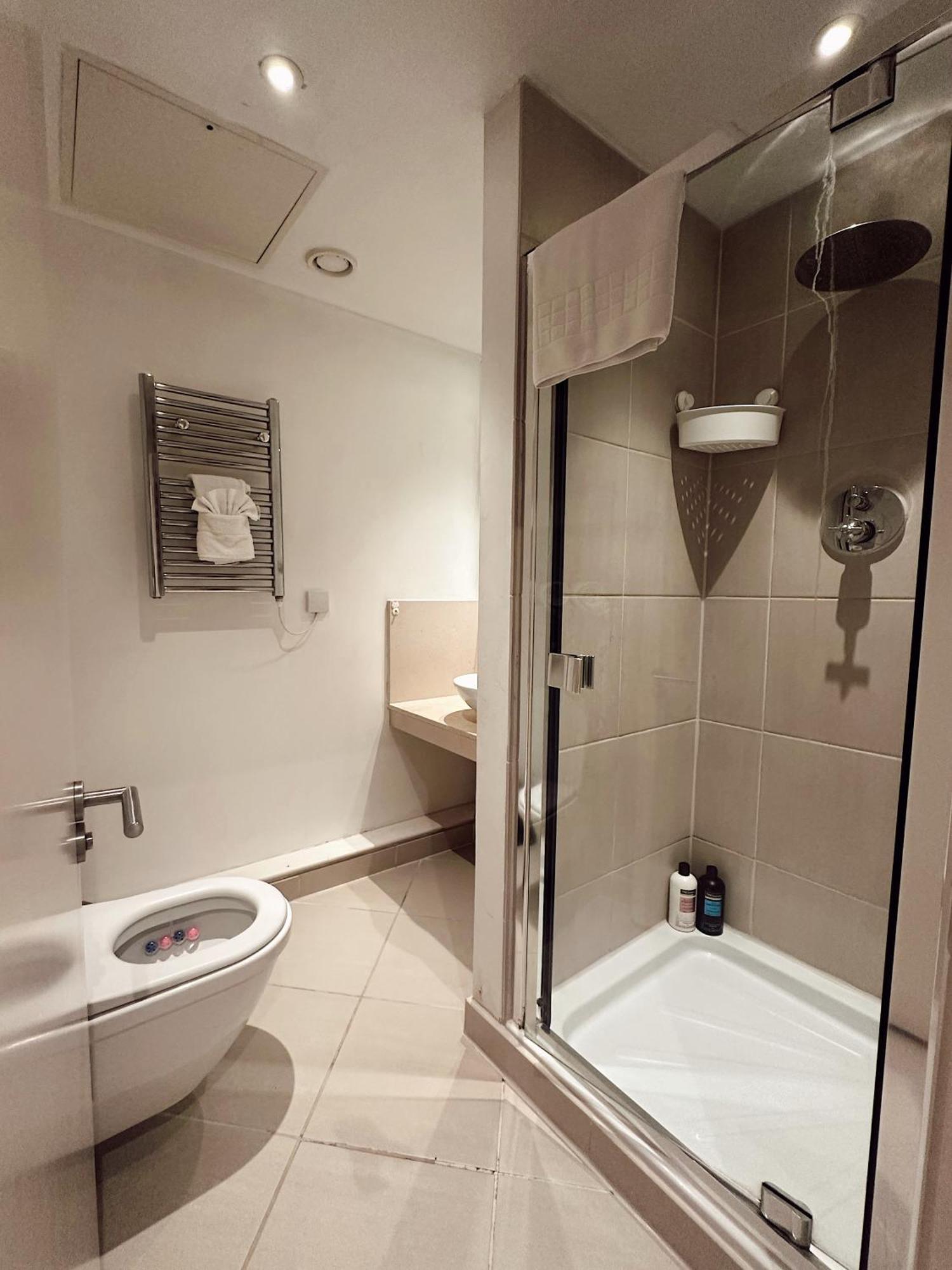 Modern 2bed-2bath Leilighet London