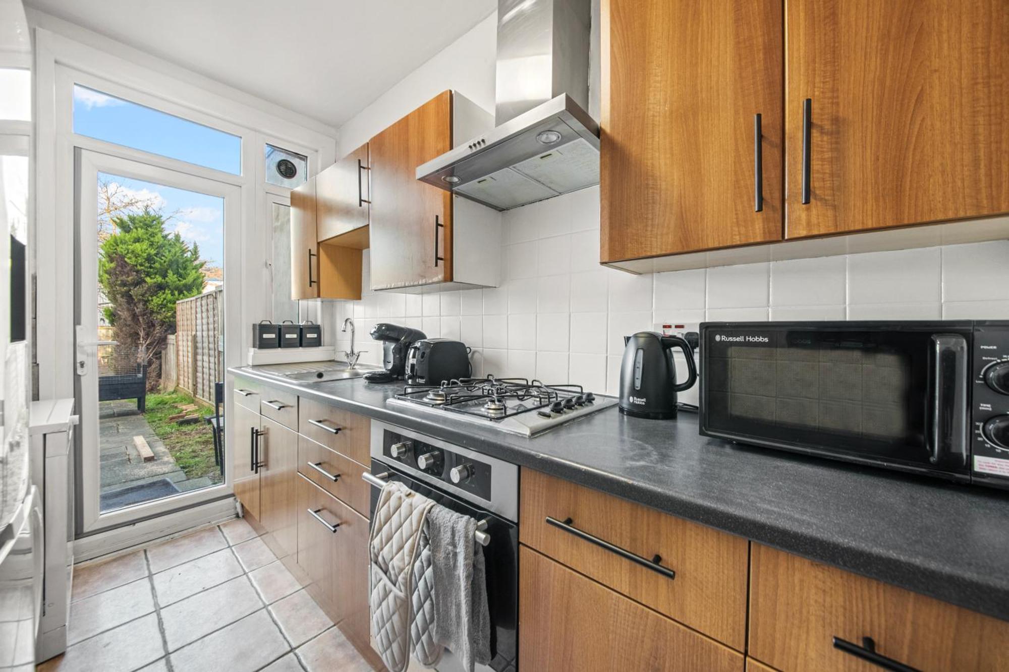 Spacious 4br, Sleeps 7, Garden, Free Parking Apartment