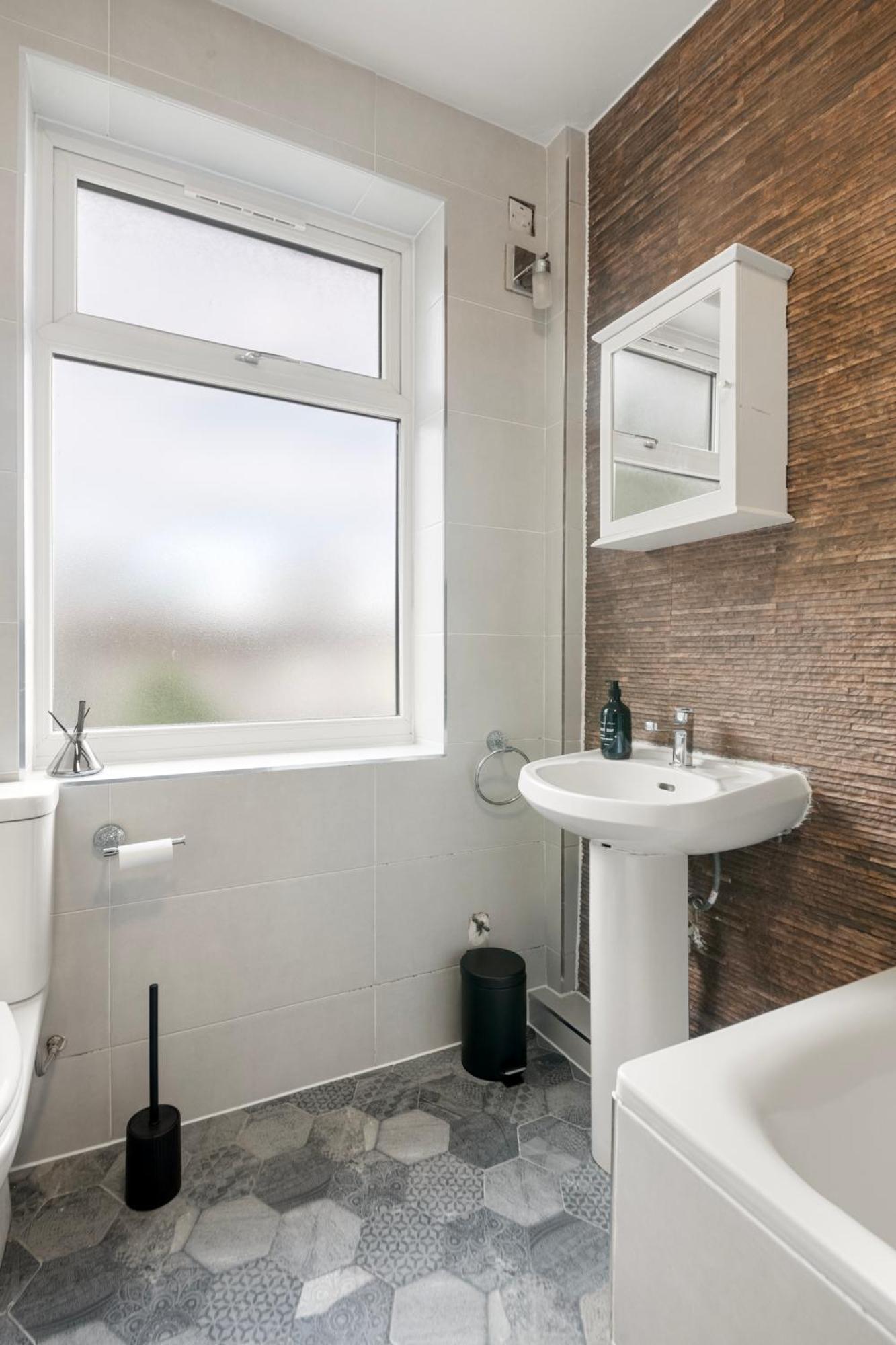 Apartment Spacious 4br, Sleeps 7, Garden, Free Parking *