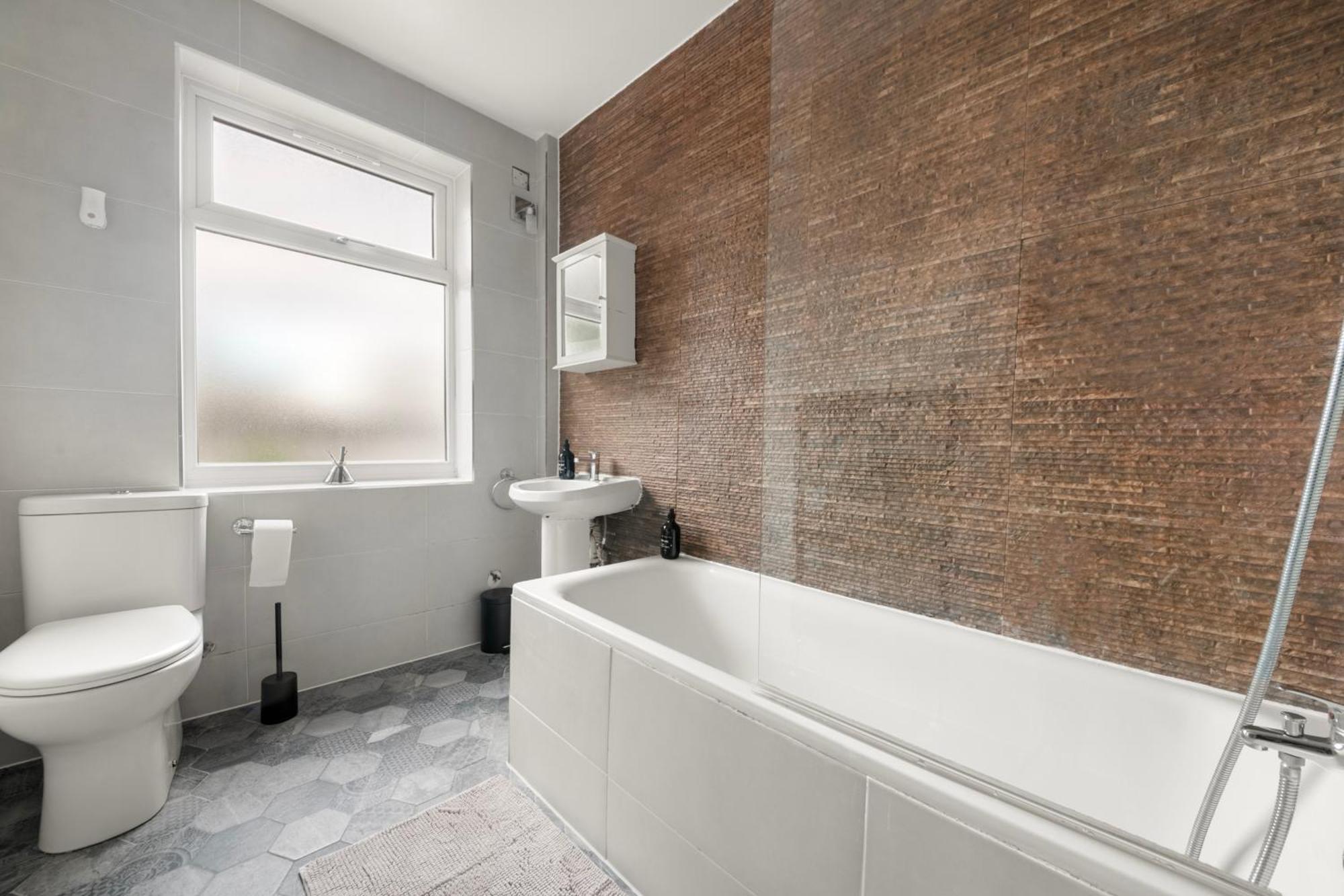 Spacious 4br, Sleeps 7, Garden, Free Parking Apartment London