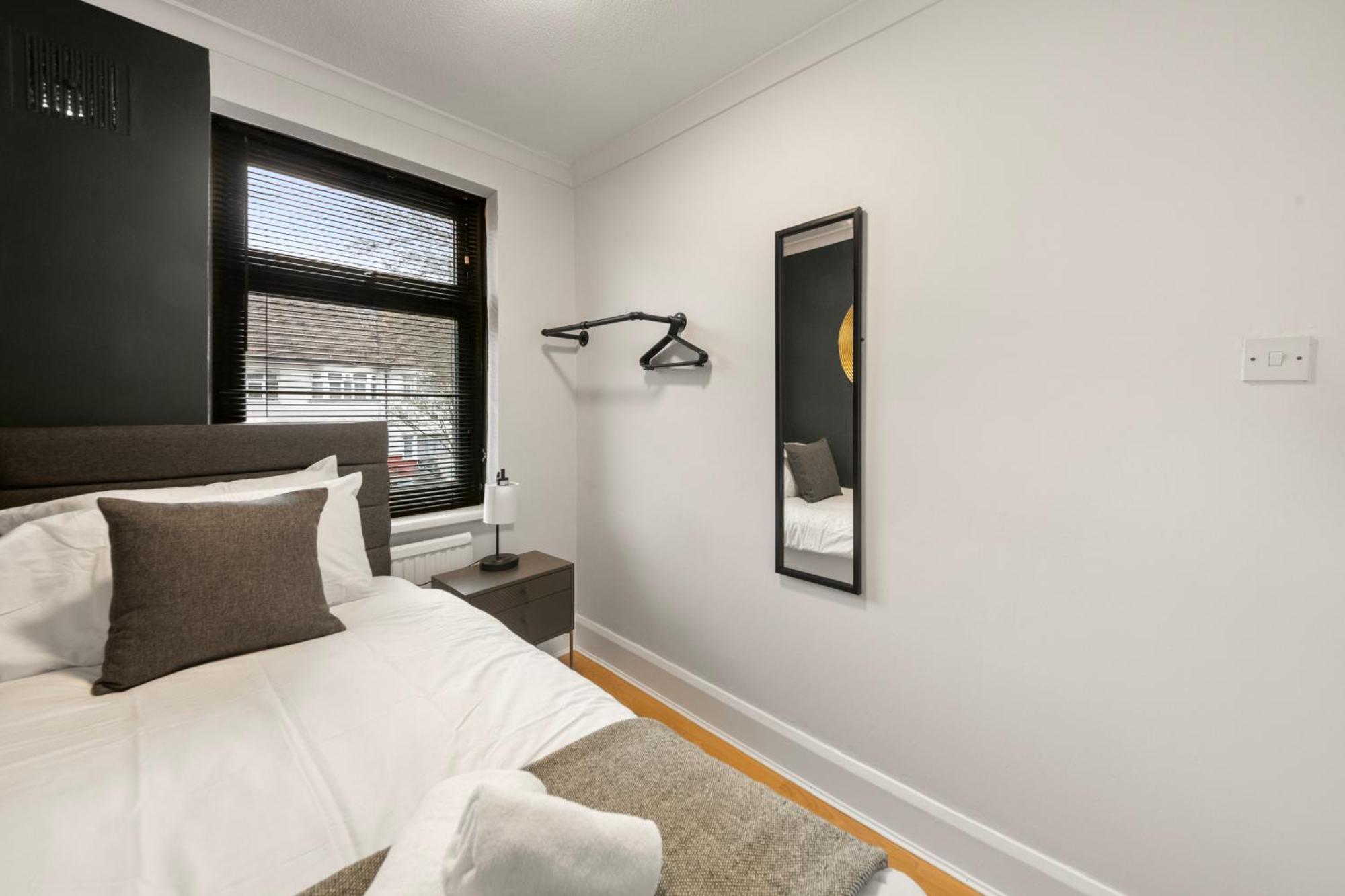 Spacious 4br, Sleeps 7, Garden, Free Parking Apartment