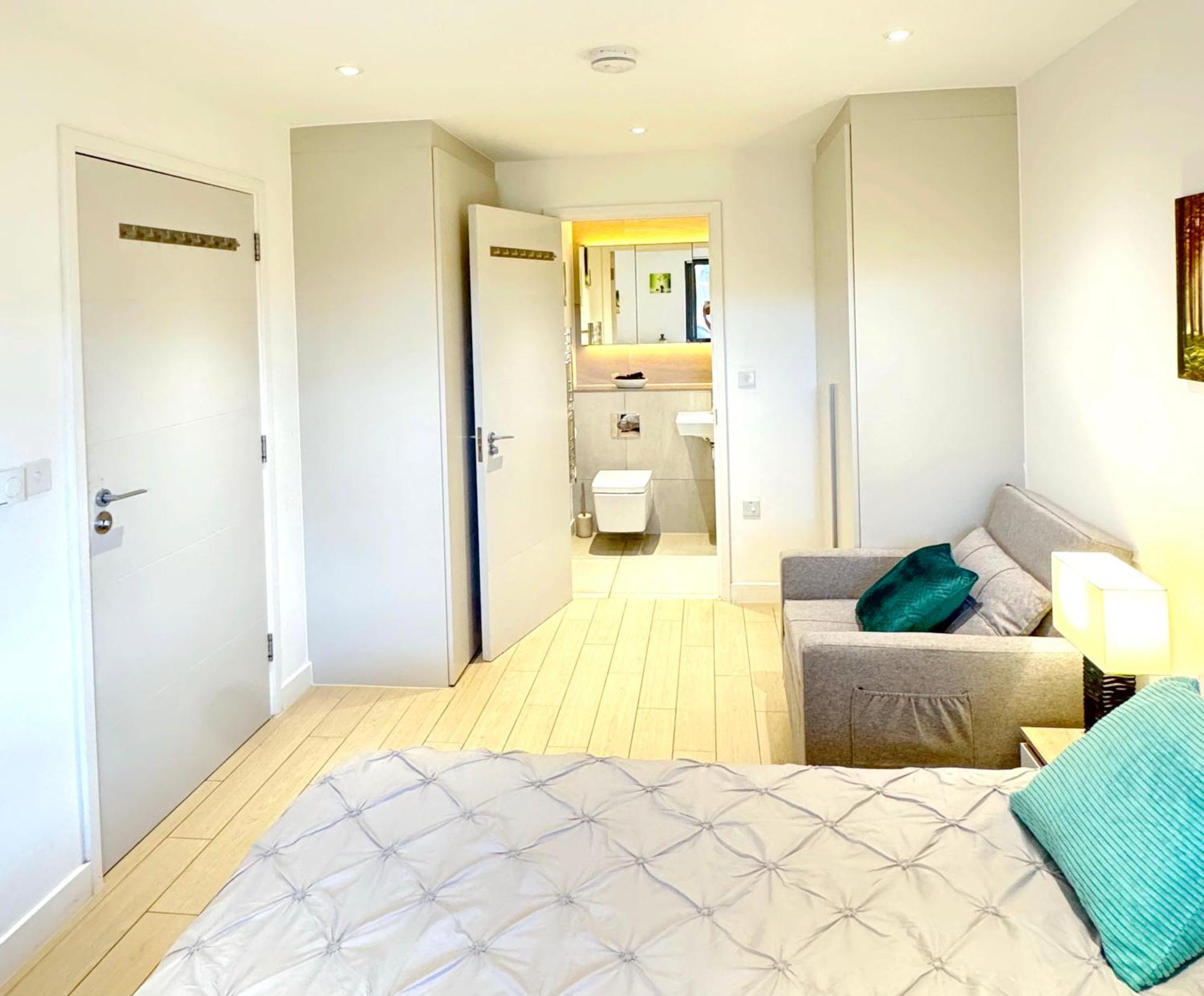 New Large 4 Bedroom & 3 Bathroom Flat Near Angel Station In Zone 1 For Max 13 Guests Leilighet London