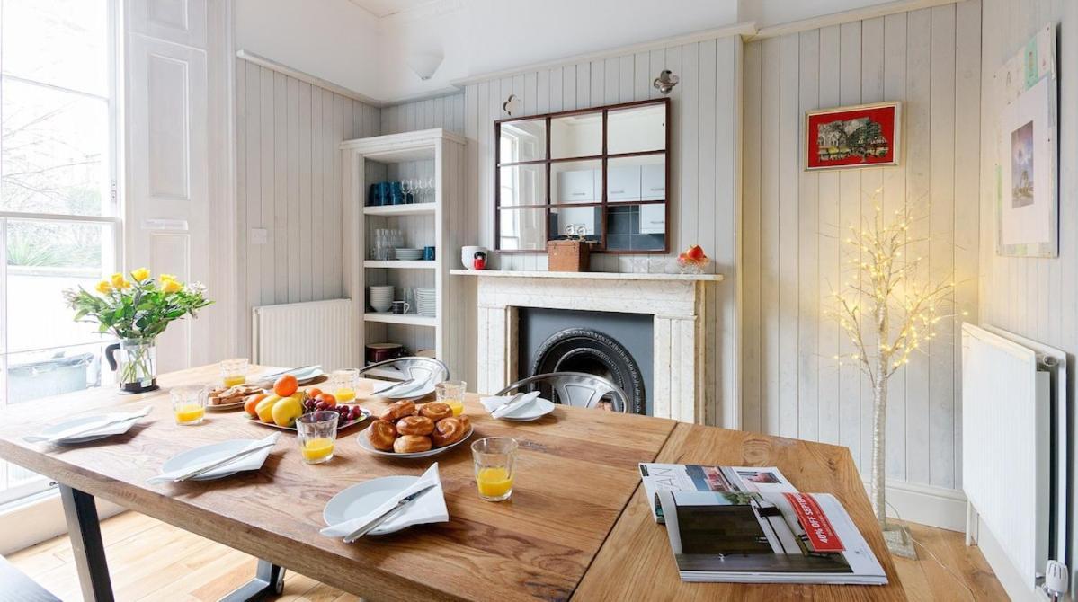 The Camden Chic Townhouse - Accommodates 14 Guests Leilighet London