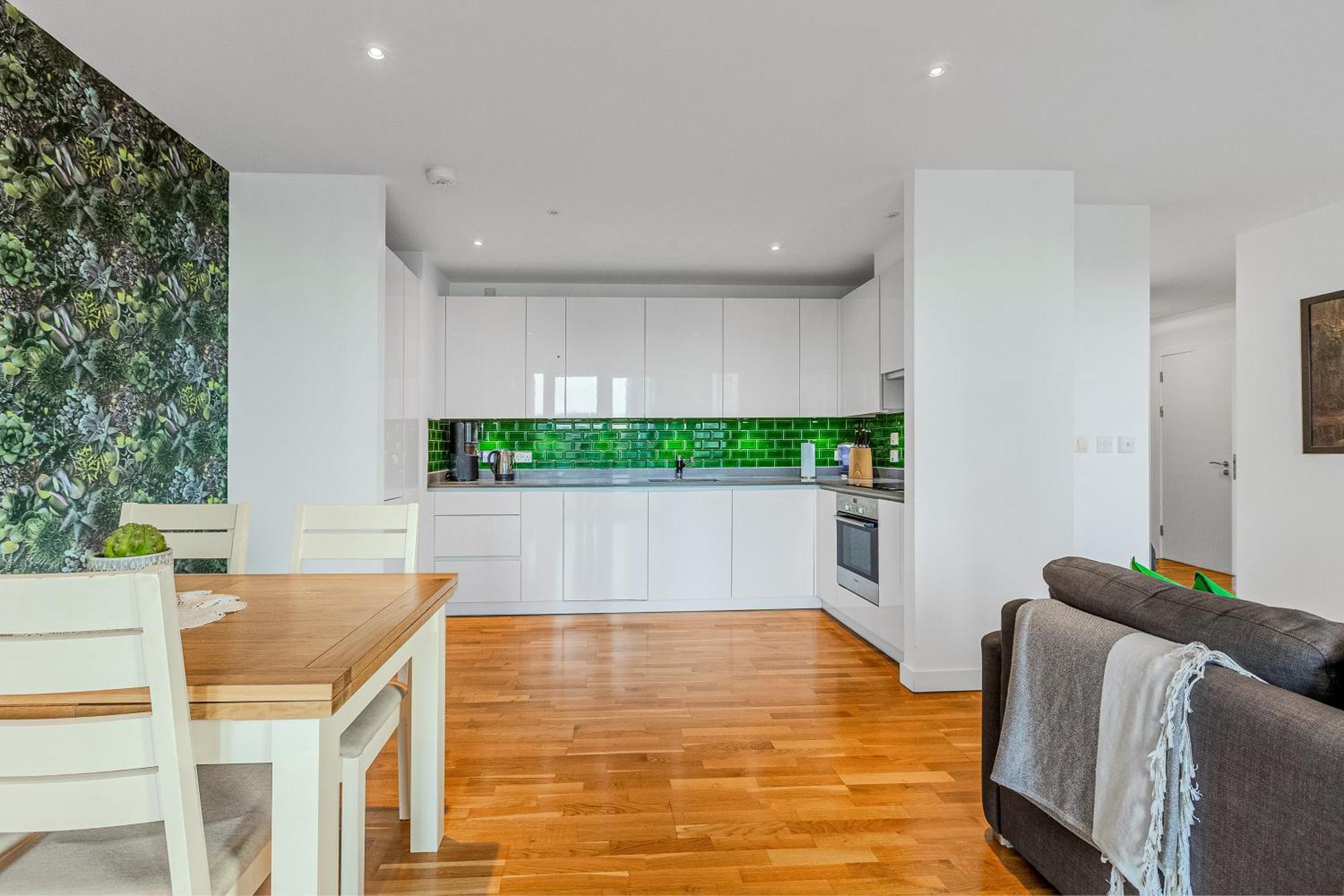 New Listing! 2br With Balcony In Stratford, 3min Dlr Appartement Londen