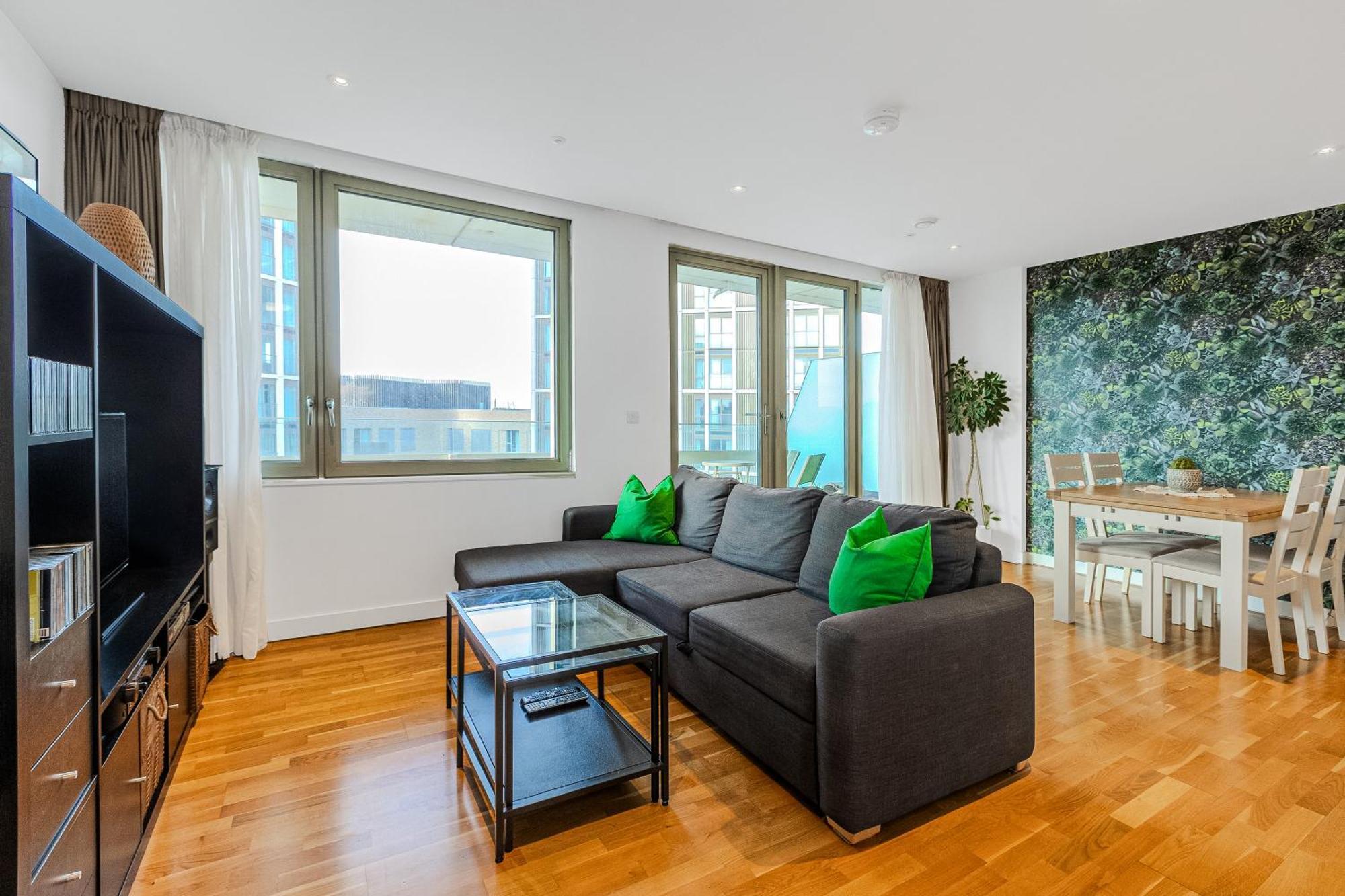 New Listing! 2br With Balcony In Stratford, 3min Dlr Londen