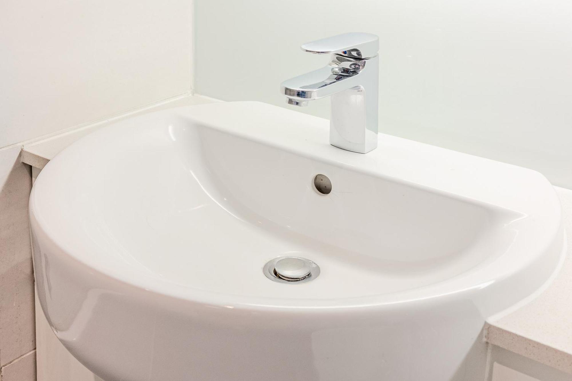 Apartment New Listing! 2br With Balcony In Stratford, 3min Dlr *