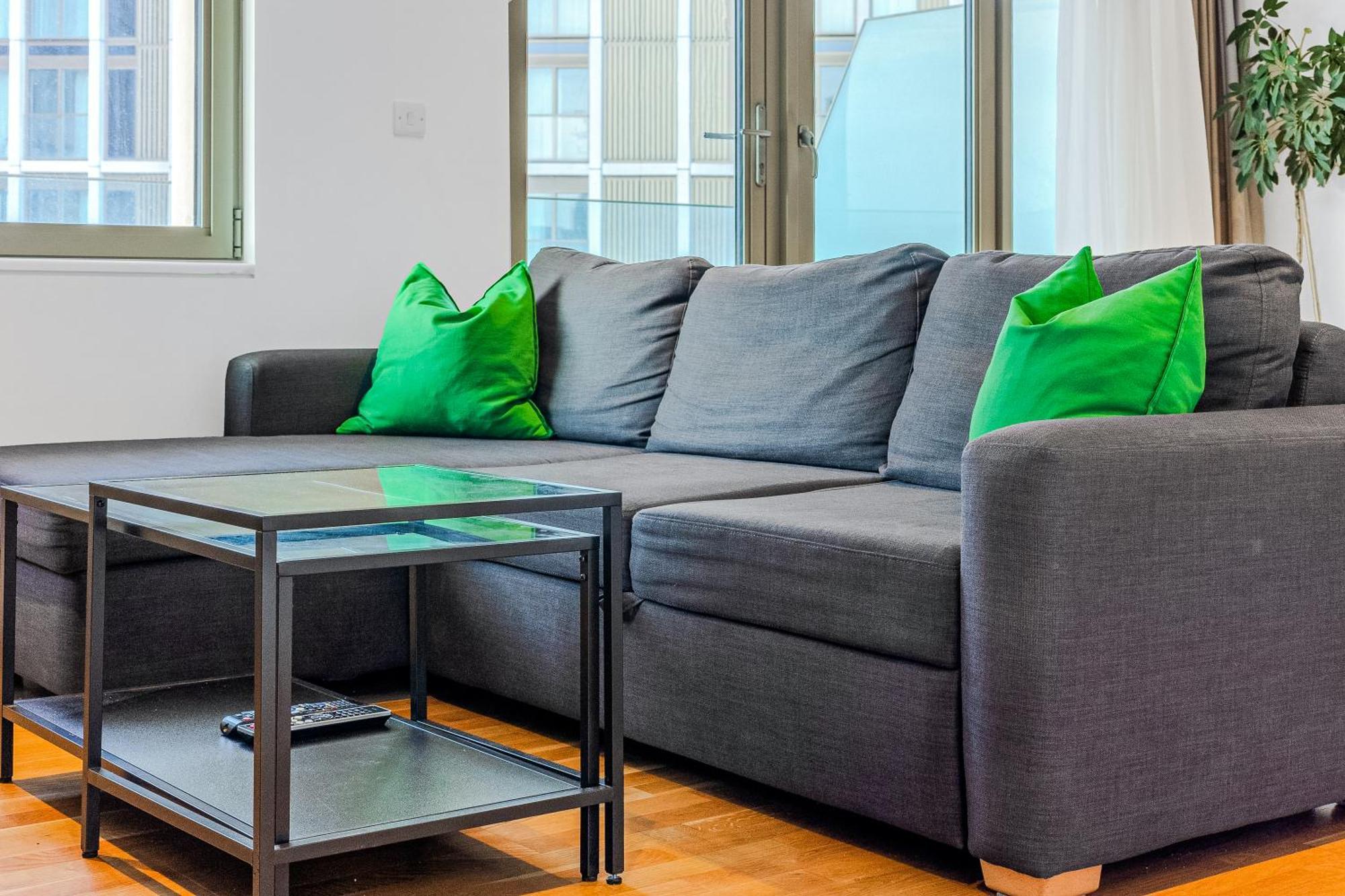 Appartement New Listing! 2br With Balcony In Stratford, 3min Dlr Londen