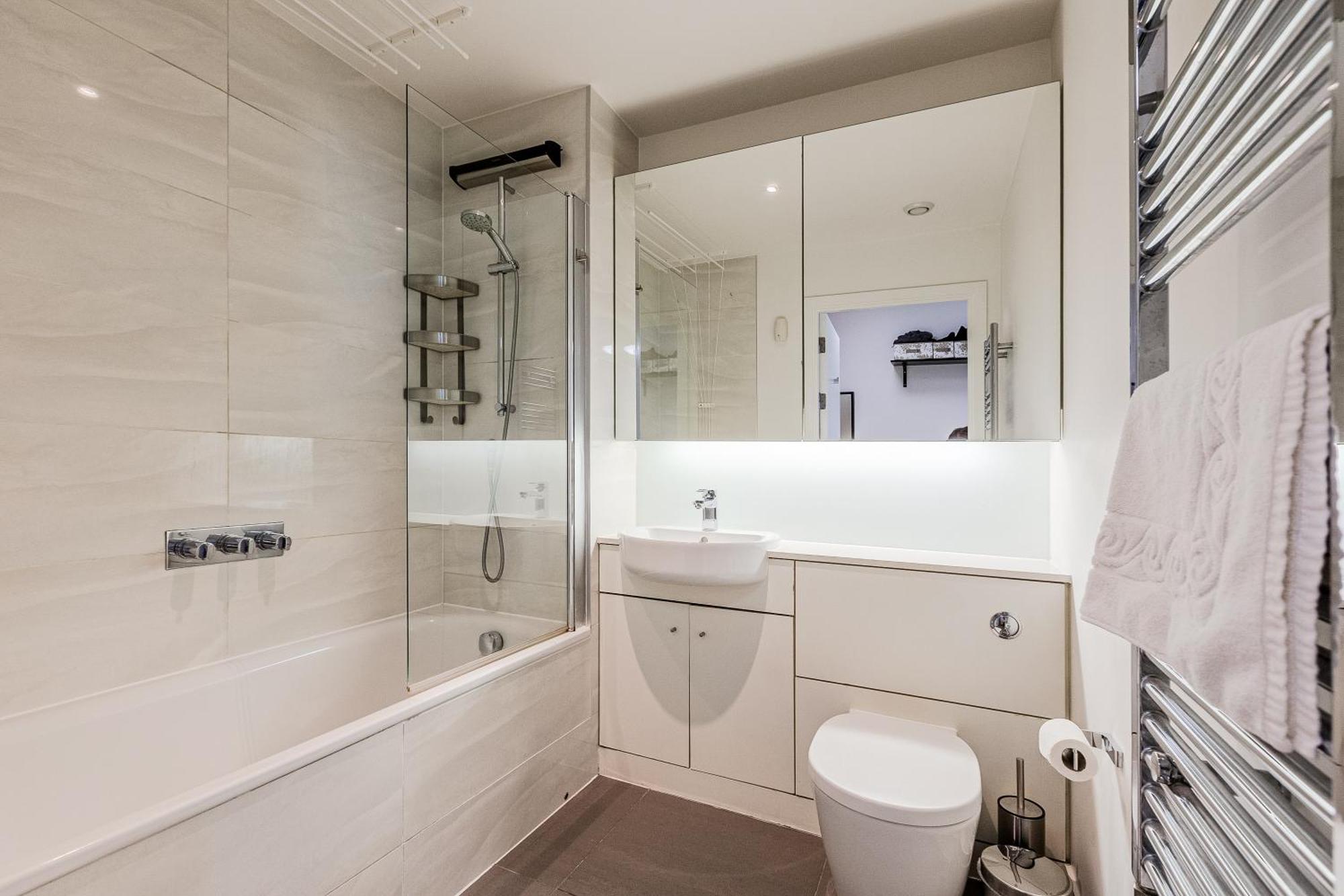 Appartement New Listing! 2br With Balcony In Stratford, 3min Dlr