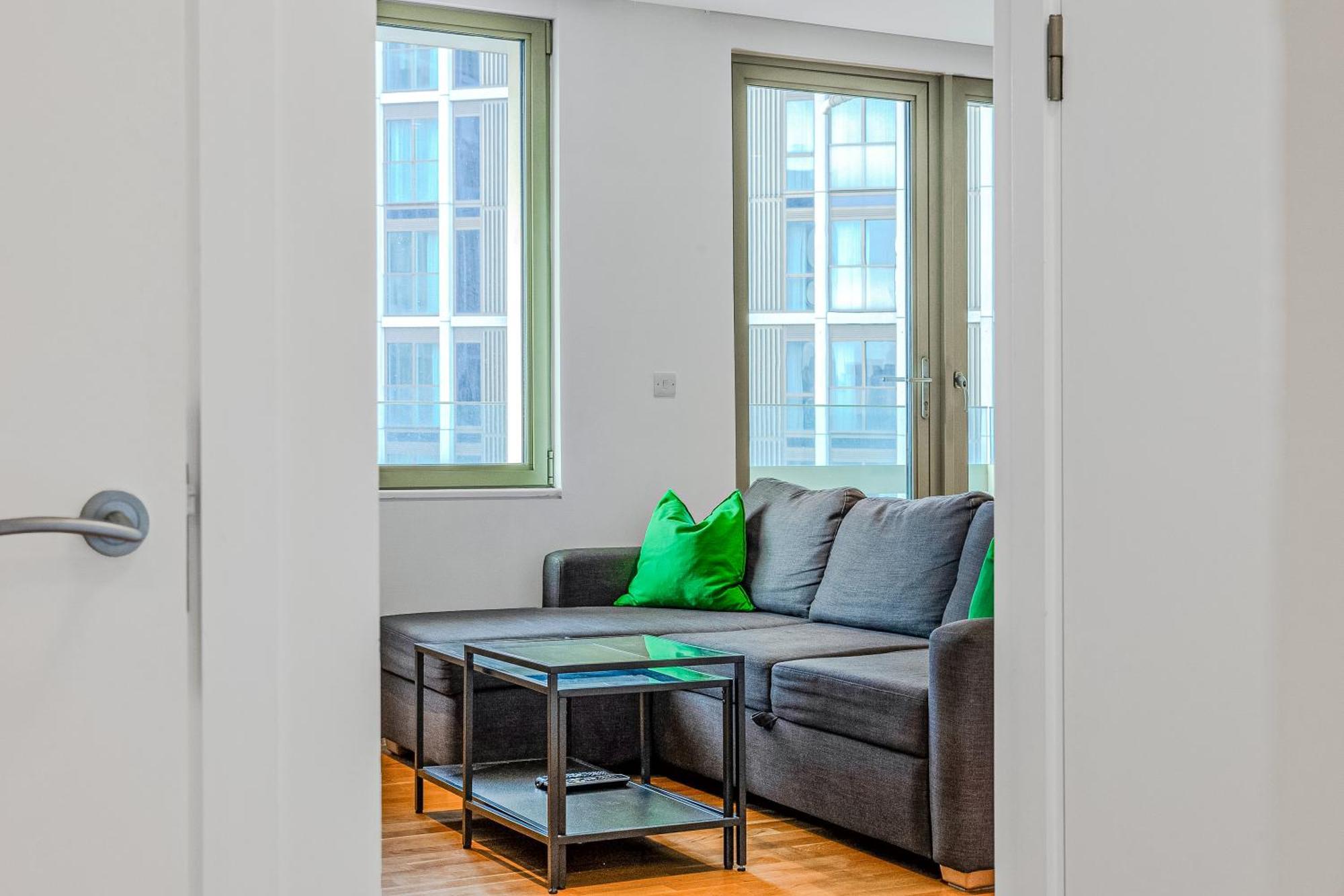 Appartement New Listing! 2br With Balcony In Stratford, 3min Dlr Londen