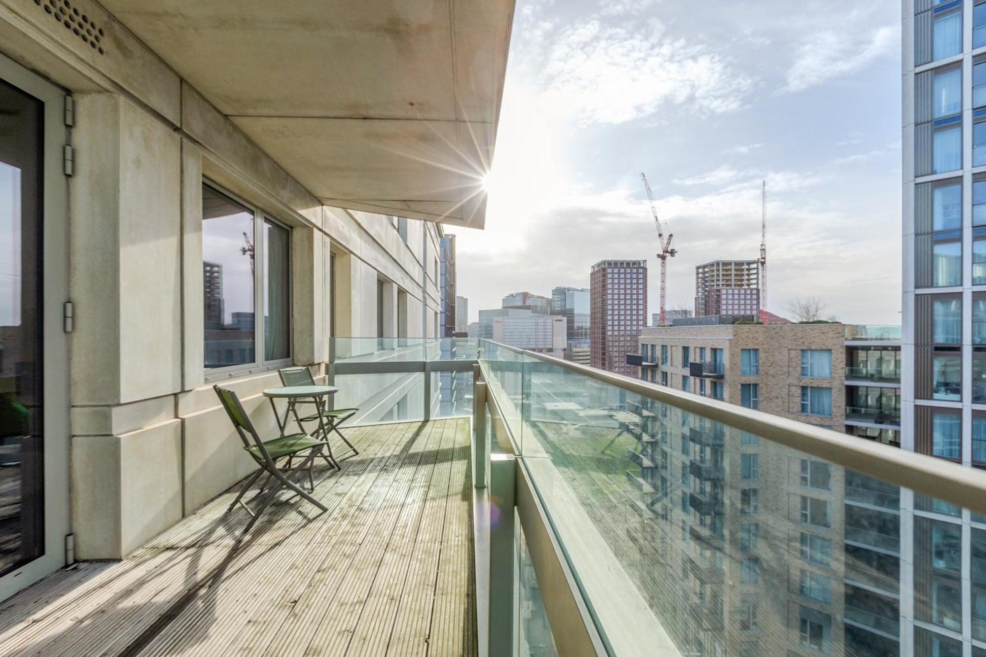 New Listing! 2br With Balcony In Stratford, 3min Dlr * Londen
