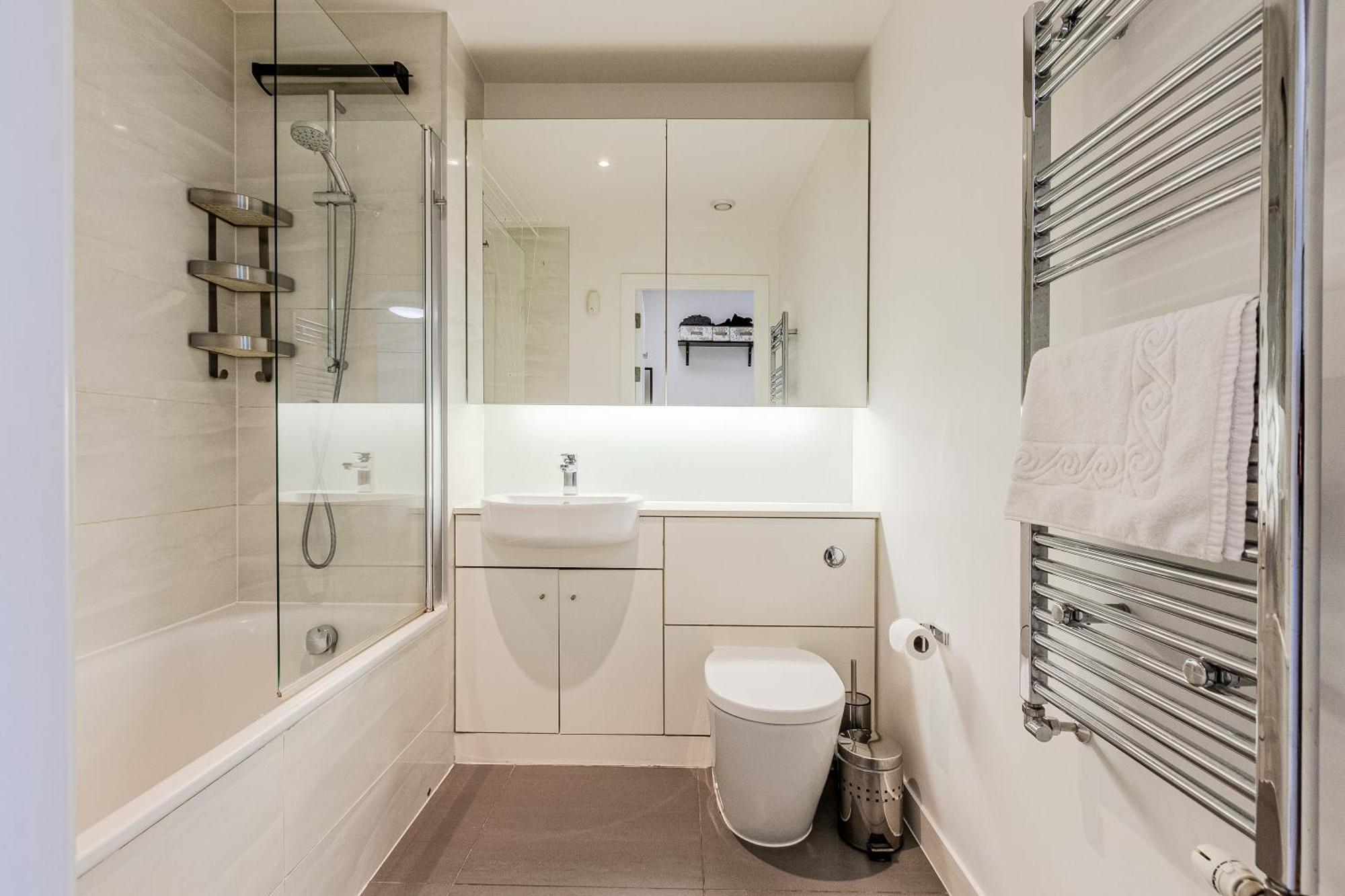 New Listing! 2br With Balcony In Stratford, 3min Dlr * Londen