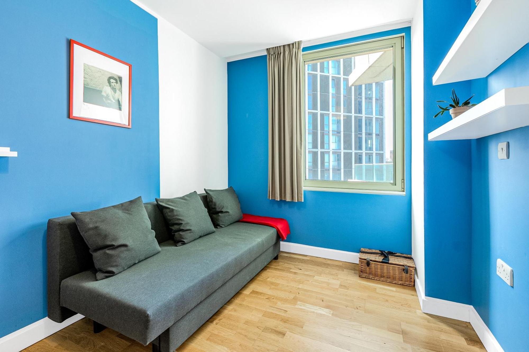 New Listing! 2br With Balcony In Stratford, 3min Dlr Appartement Londen