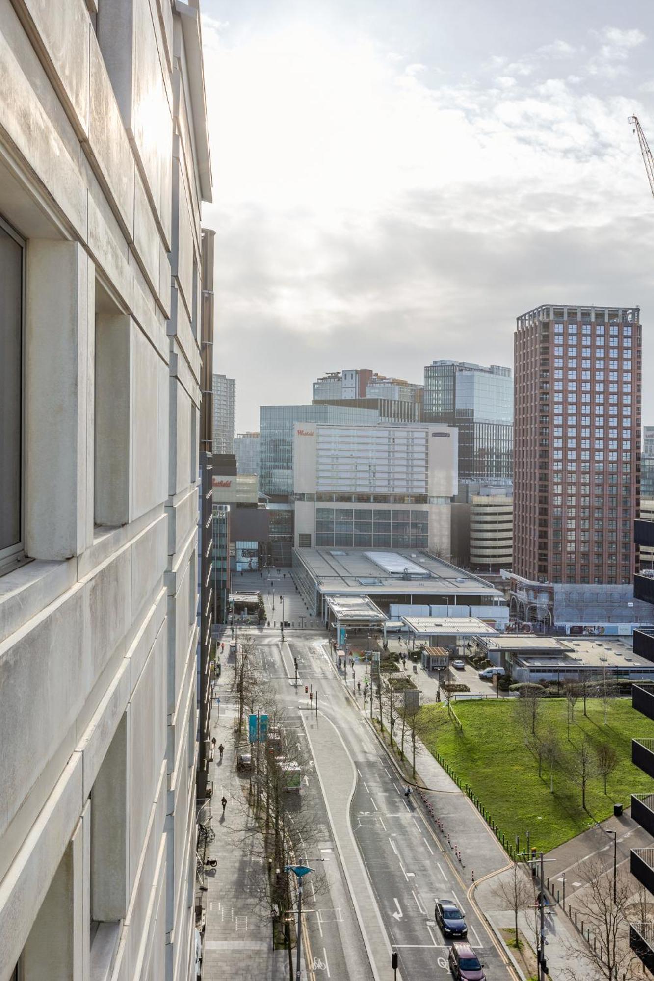 New Listing! 2br With Balcony In Stratford, 3min Dlr Londen
