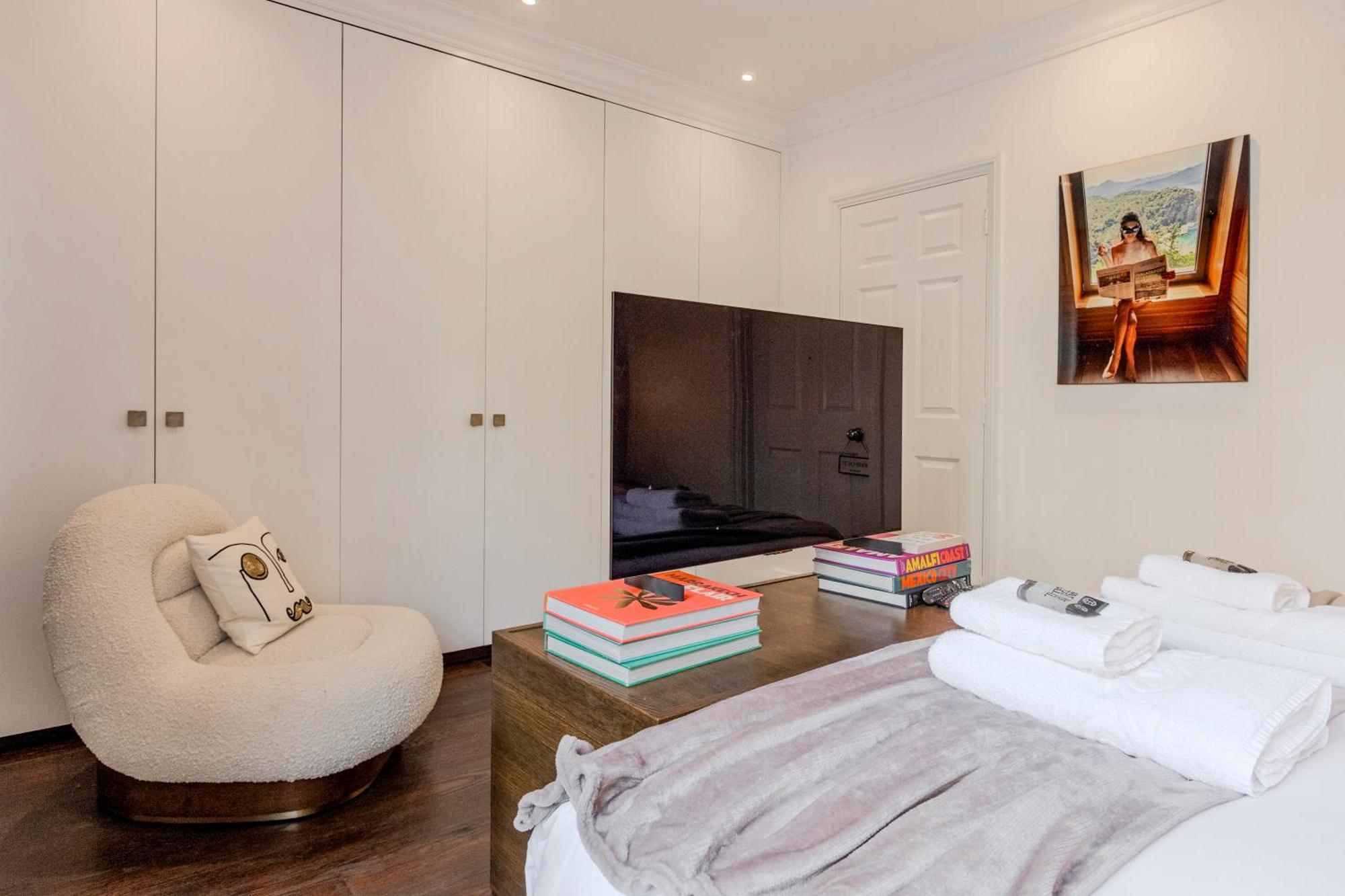 New 3lvl 3br With Garden, Prime Knightsbridge Lägenhet London
