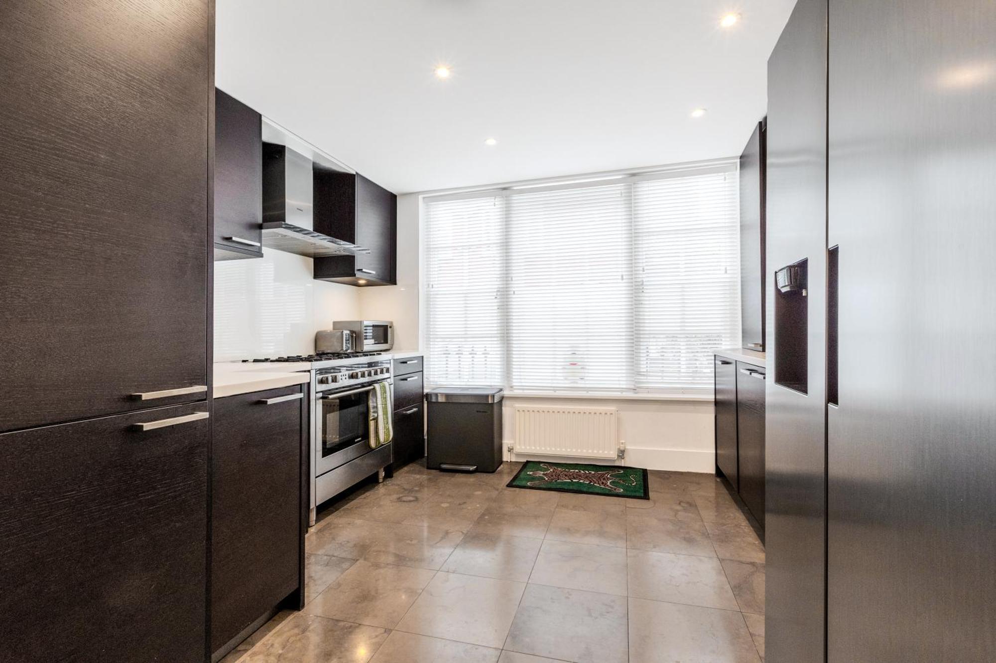 New 3lvl 3br With Garden, Prime Knightsbridge Lägenhet London