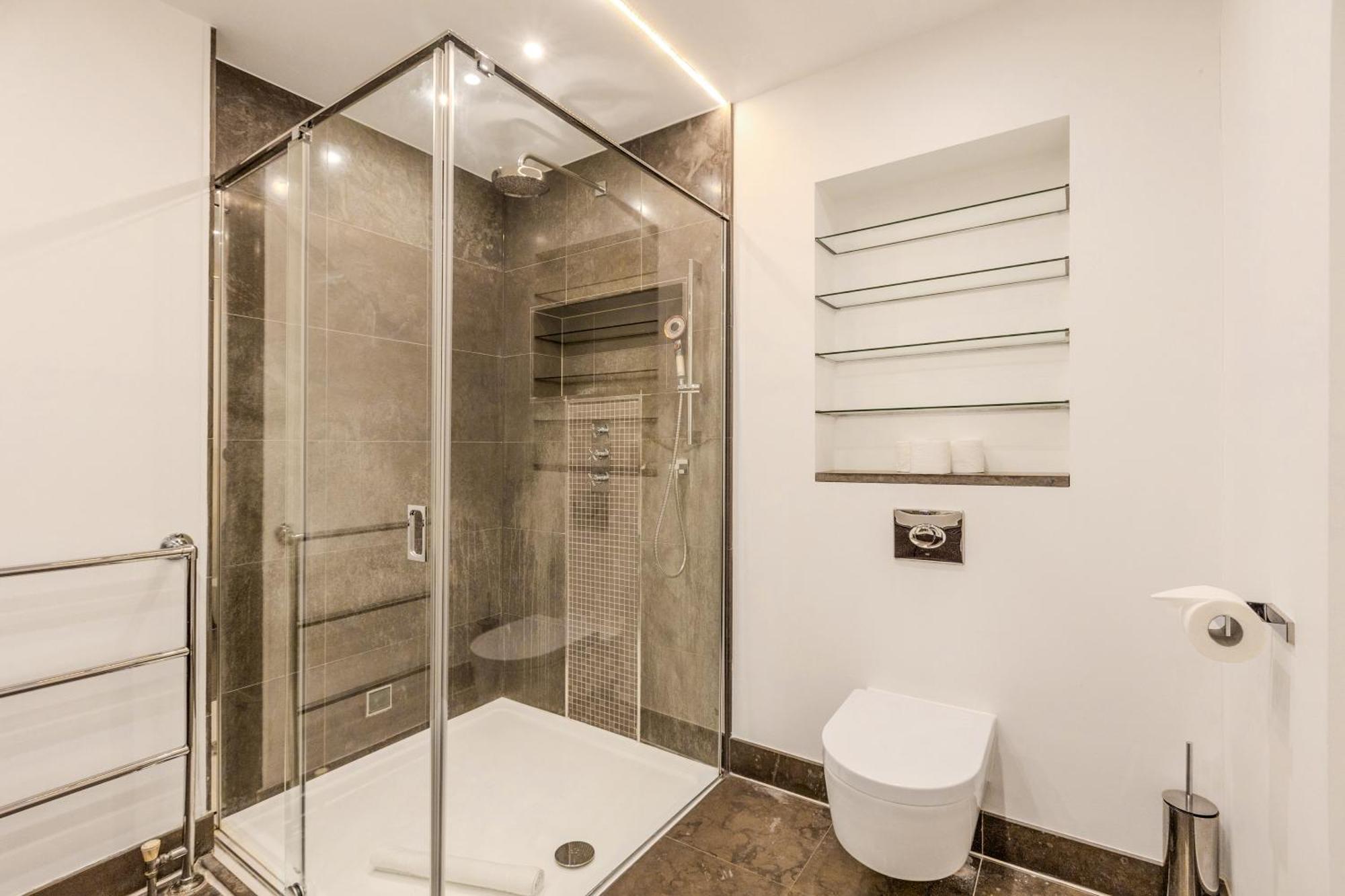 New 3lvl 3br With Garden, Prime Knightsbridge Lägenhet