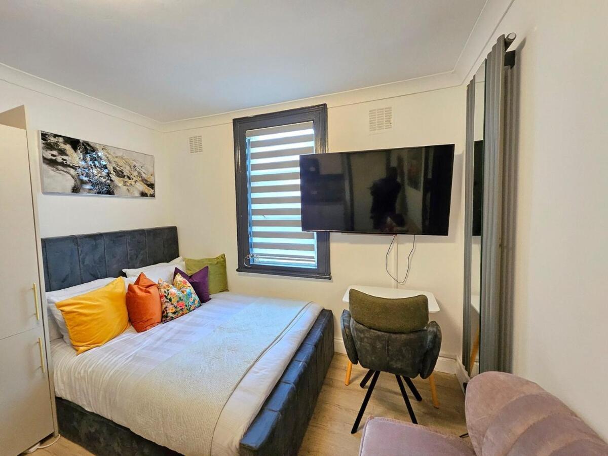 Sensational London-callcott * London